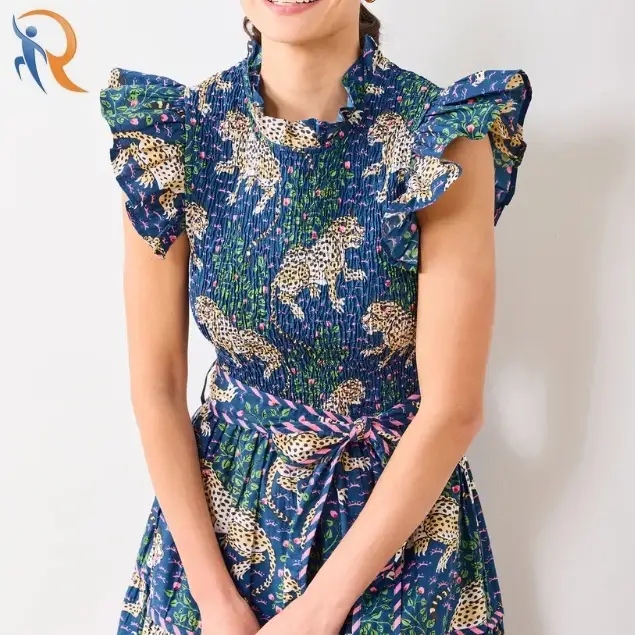 بلوزة مزخرفة برقبة عالية 1