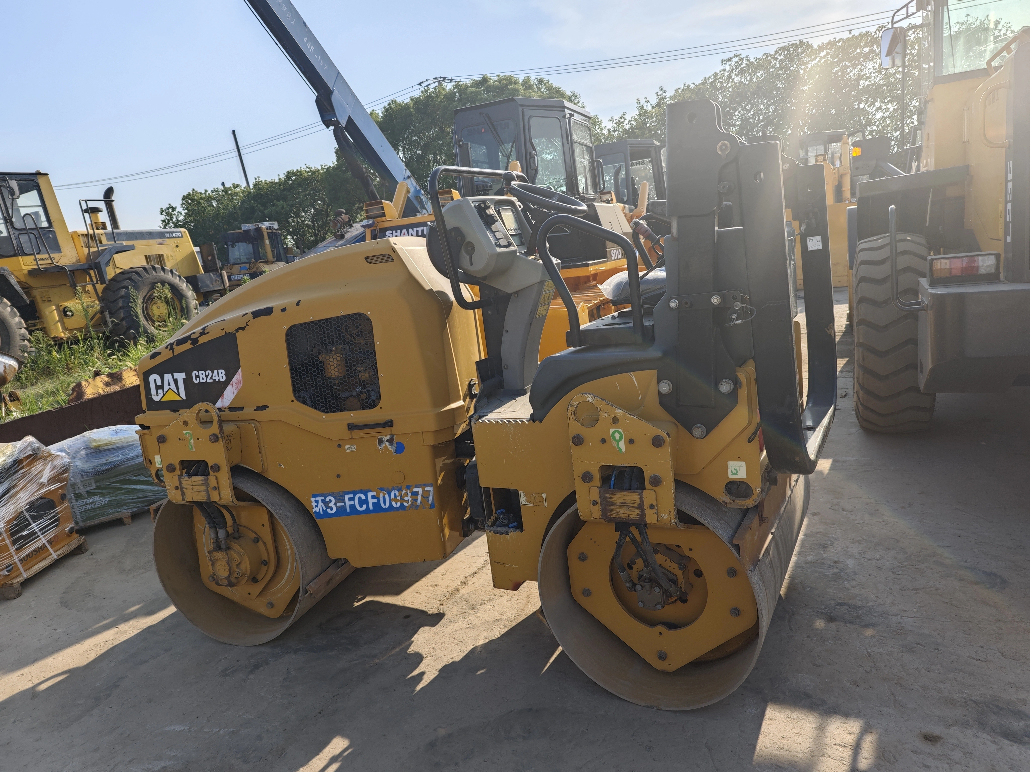 Rullo compressore usato CAT CB24B del 2020 Mini rullo compressore di seconda mano di alta qualità nel cantiere di Shanghai, consegna globale 1