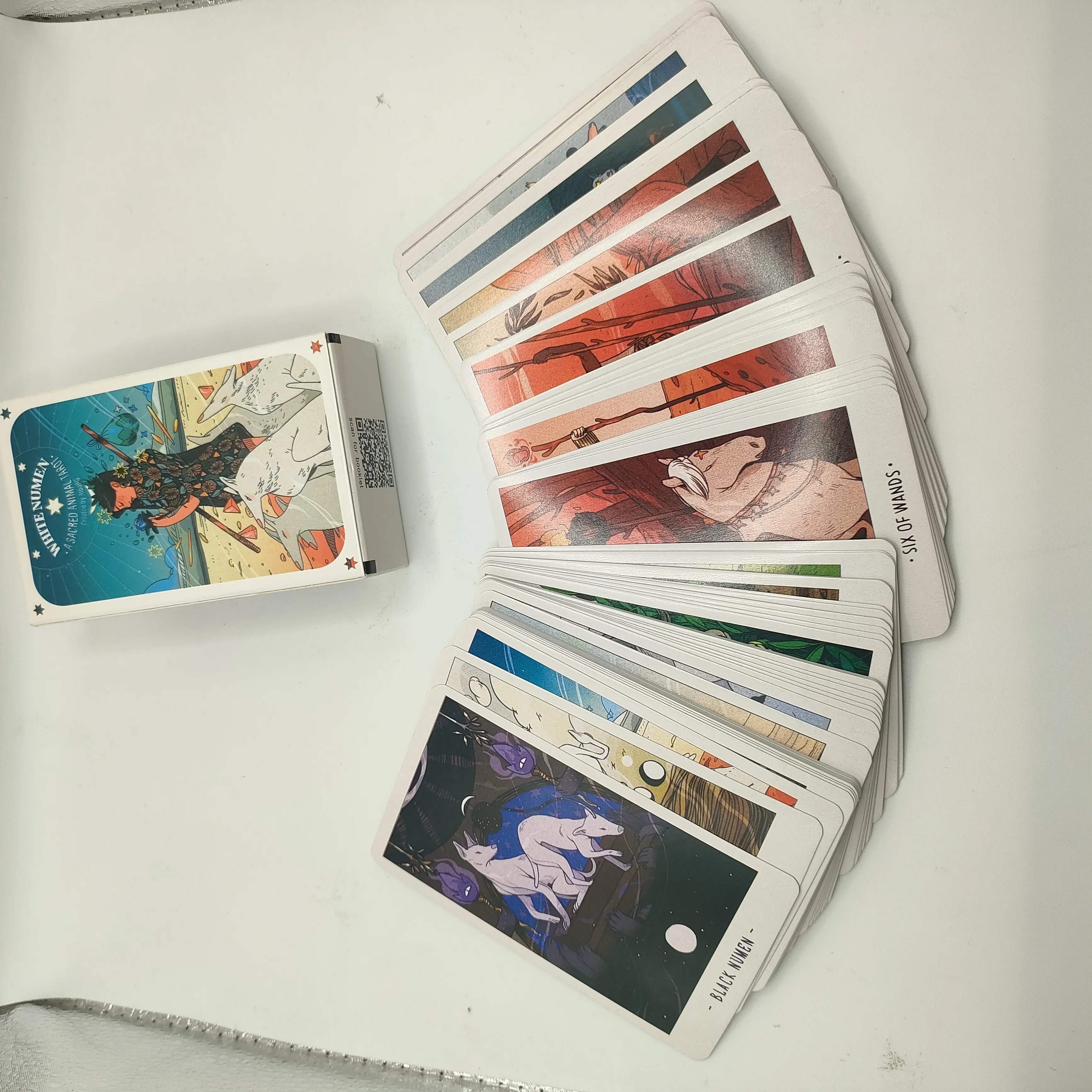 Weißes Numen-Tarotdeck: Lebendige Kunst für spirituelle Erkundung 1