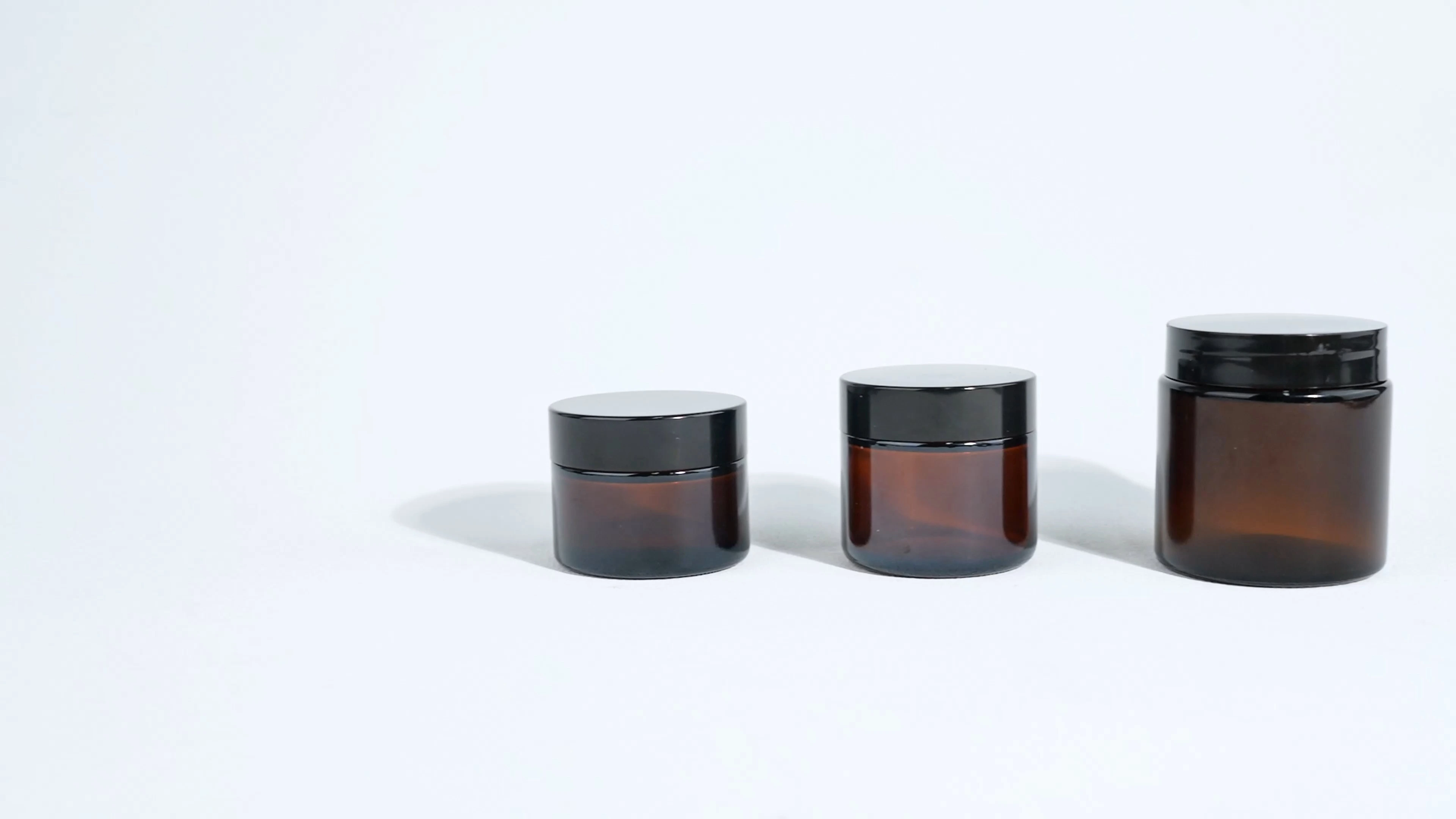 Vasetti in vetro ambrato con tappi neri (50 ml, 60 ml, 100 ml) | Confezionamento cosmetico all'ingrosso BEST-311439 1