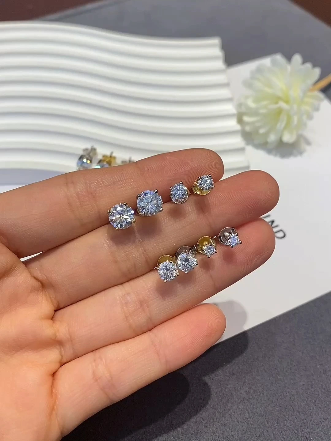 Latest 0.5CT-1.0CT Four-Claw Round Diamond Stud Earrings Gold Plate S925 Moissanite Diamond Stud Earrings 1