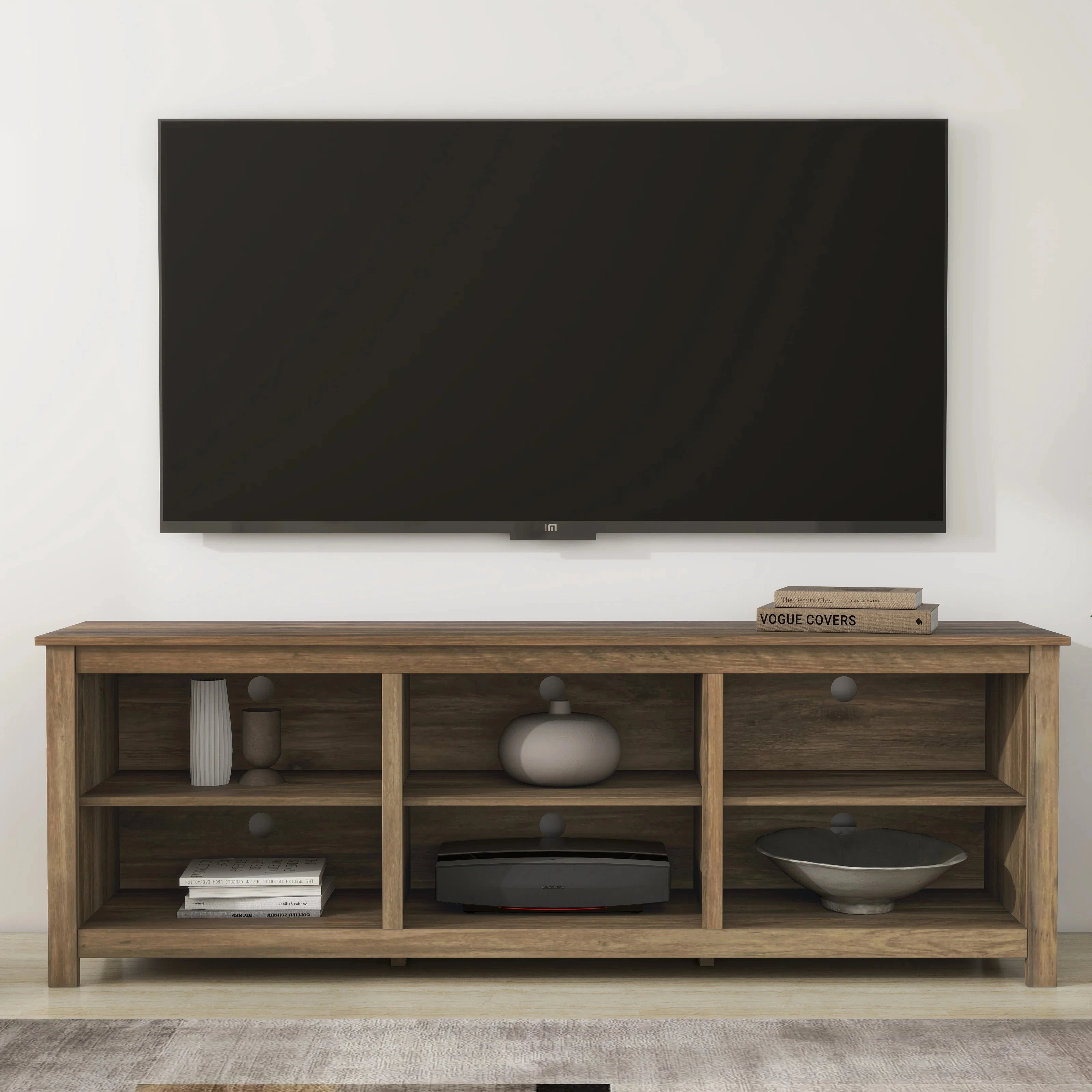 Suporte de TV de madeira rústica com prateleiras de armazenamento, ideal para TVs de até 70 polegadas, perfeito para organizar mídia e decoração em salas de estar. 1