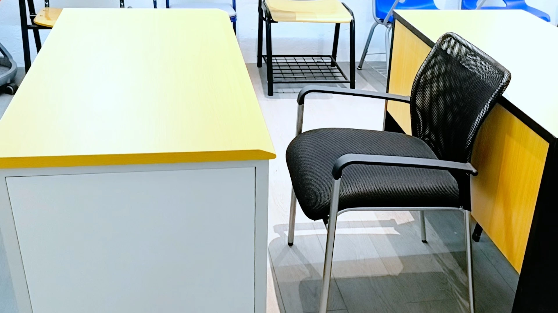 Cheap Office Desk MDF Board Durable School Teacher Table with Printer Storage Computer Desk with Locking Side Drawers 1