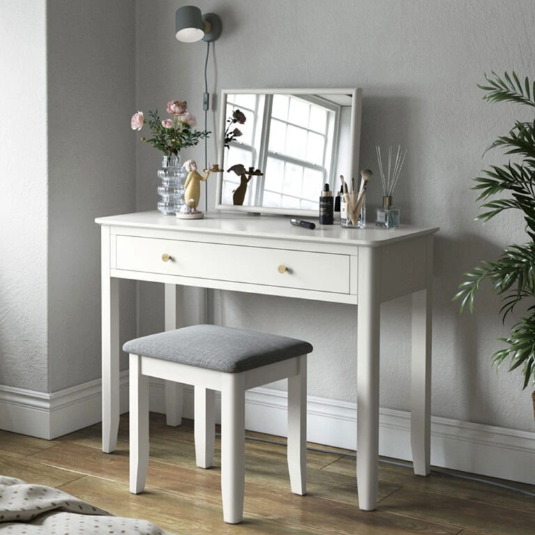 Coiffeuse blanche élégante : grand miroir, 2 armoires latérales et tabouret rembourré, table de maquillage compacte pour chambre à coucher, facile à assembler, matériau MDF durable. 1