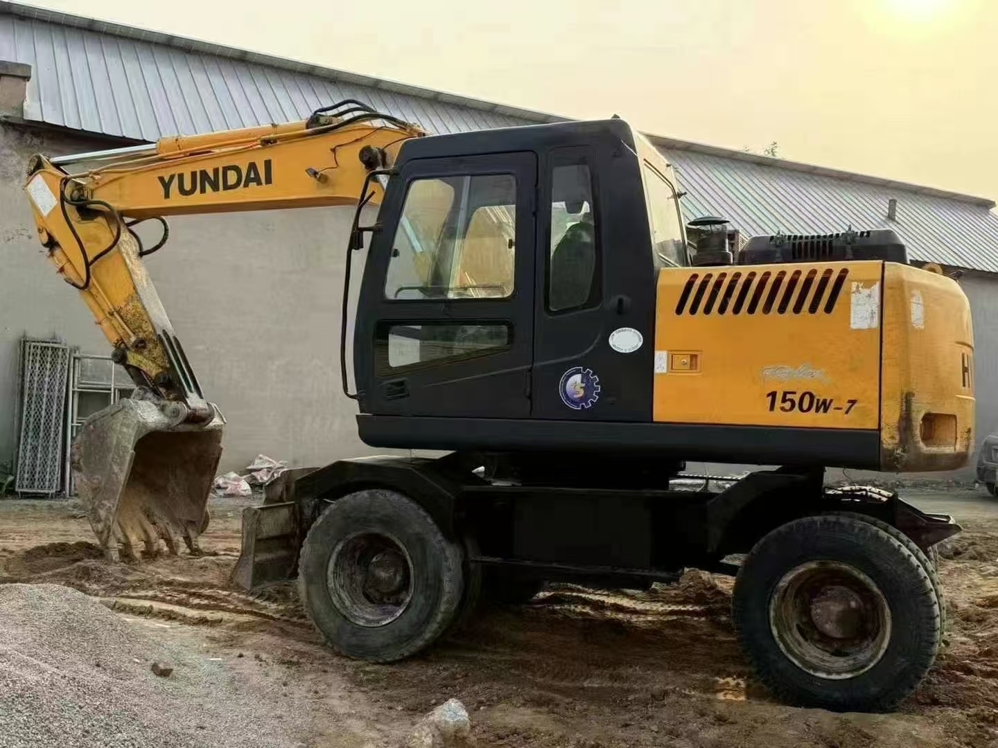 Колесный экскаватор Hyundai 150W б/у 1