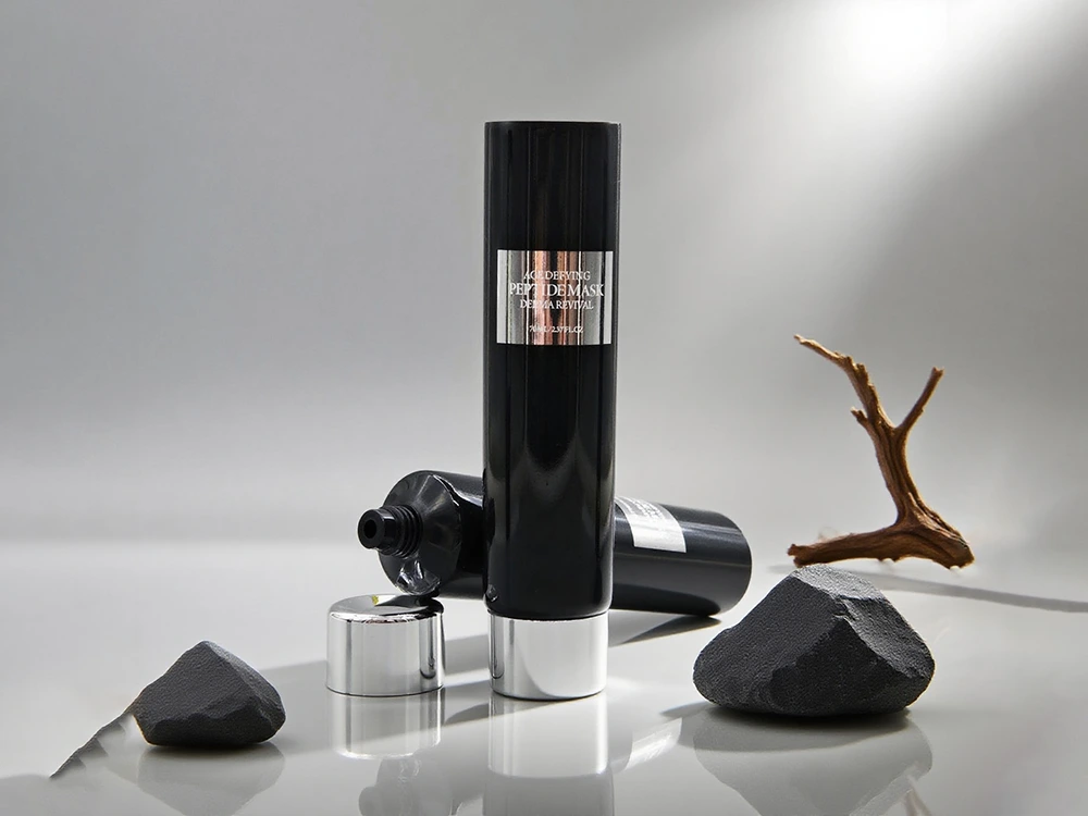 Błyszcząca czarna tubka z balsamem ze srebrną zakrętką 70 ml D30 mm 1
