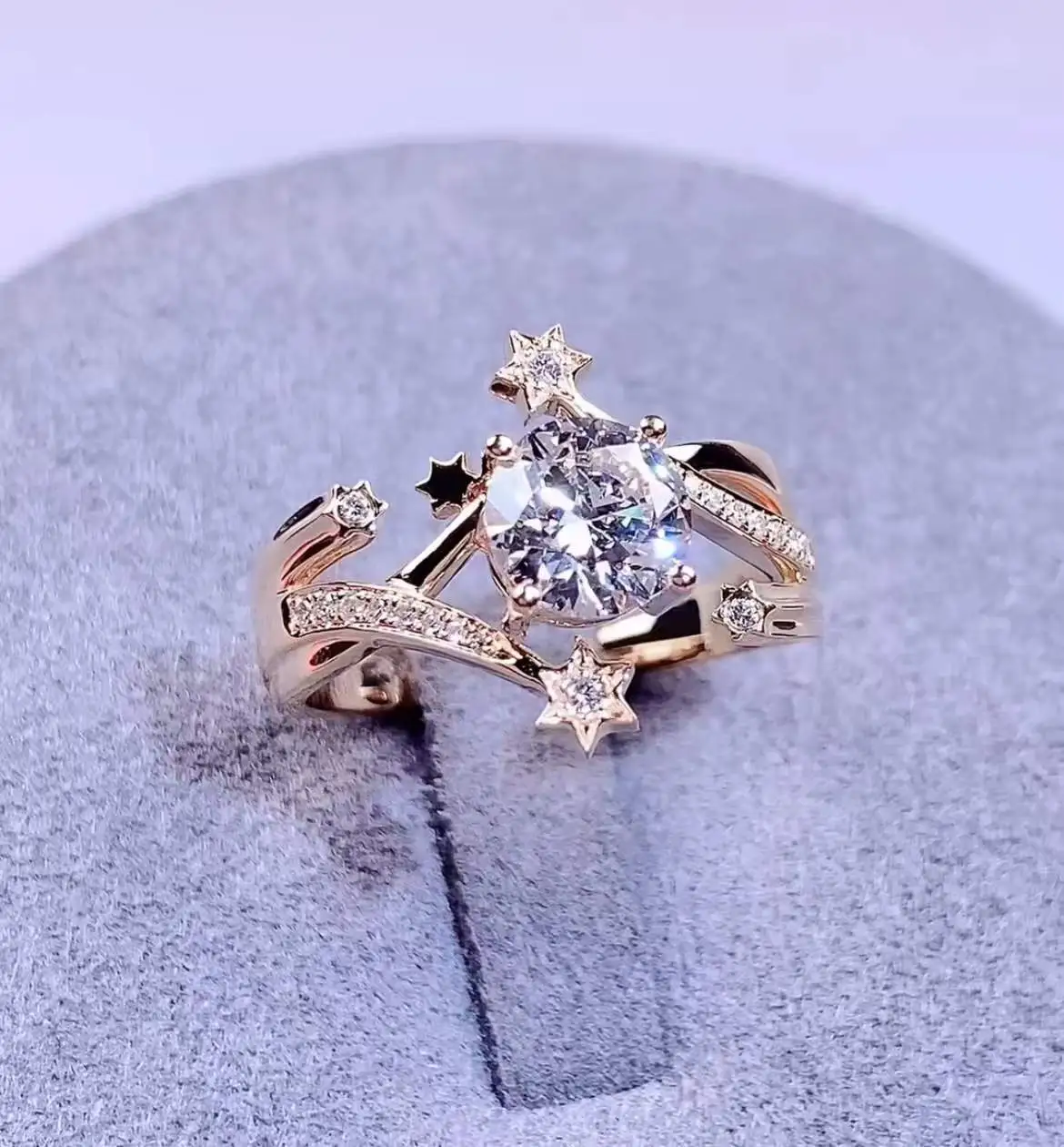 18K Gold Round Diamond Meteor Ring 1