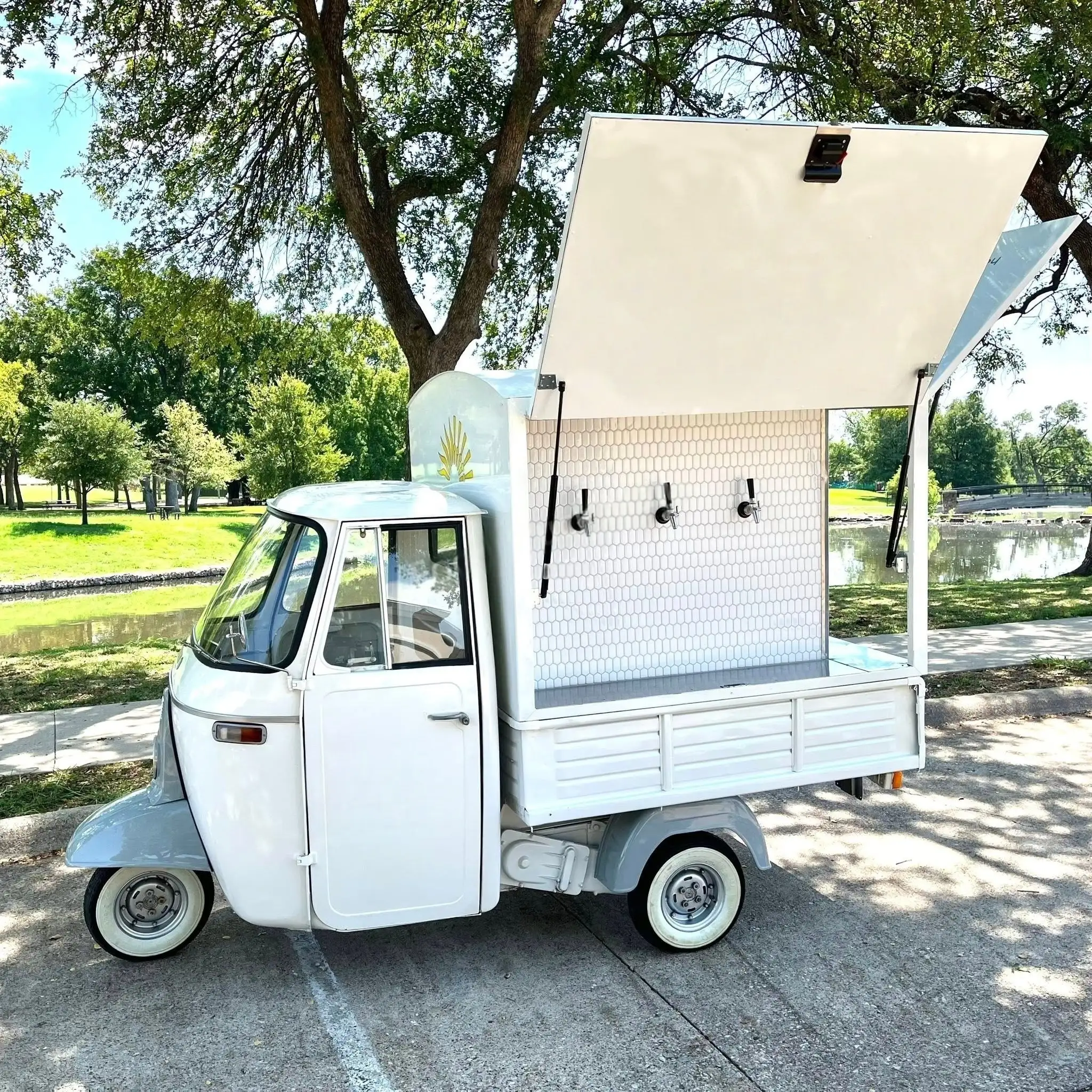 Tricycle compact à boissons | Station de boissons mobile pour événements en plein air 1