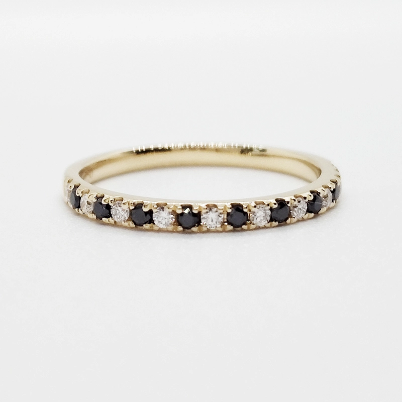 18K Yellow Gold With White and Black Round Diamonds 1