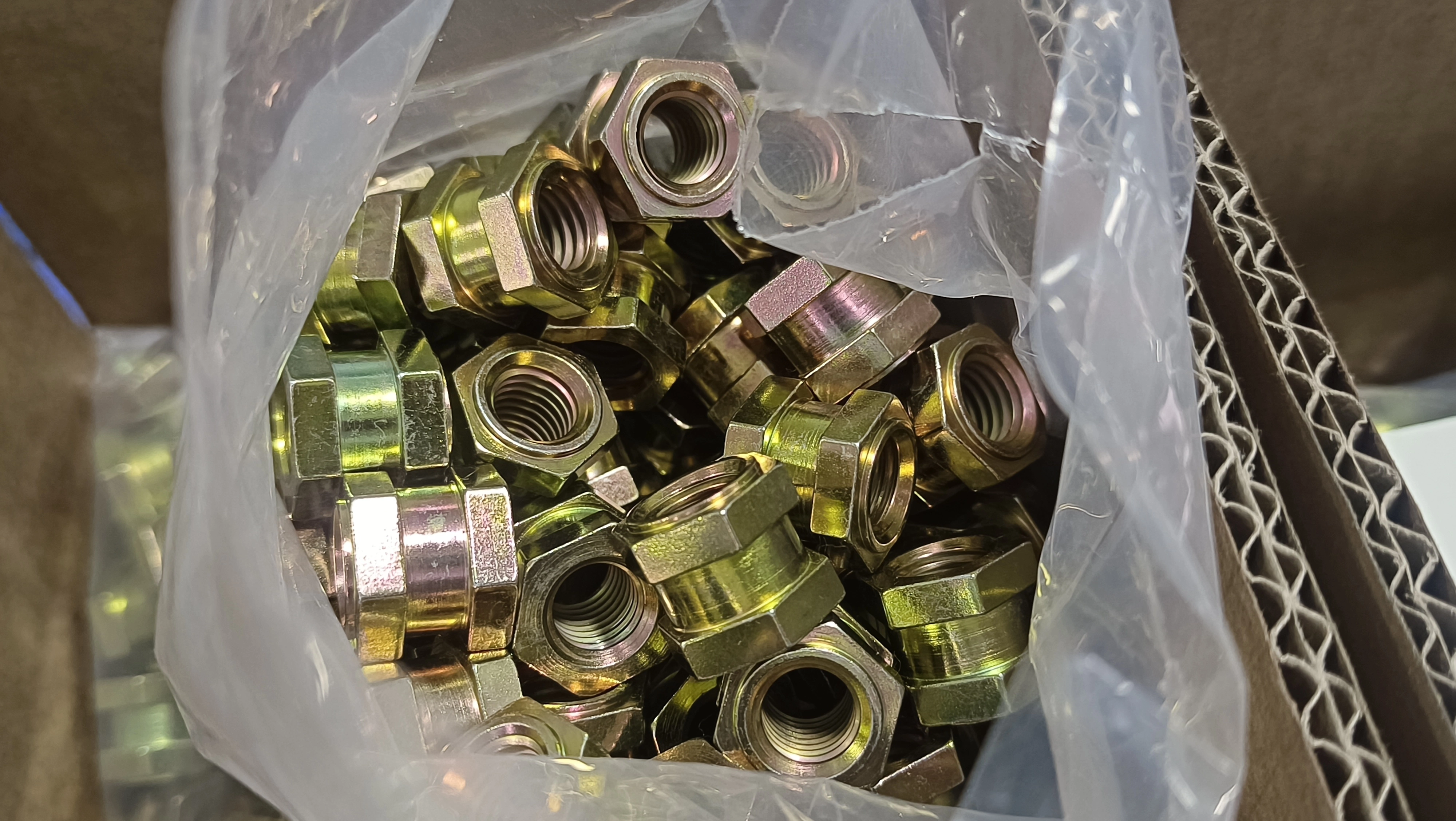 Цветная оцинкованная шестигранная гайка с насечкой – устойчивая к ослаблению и коррозии 1