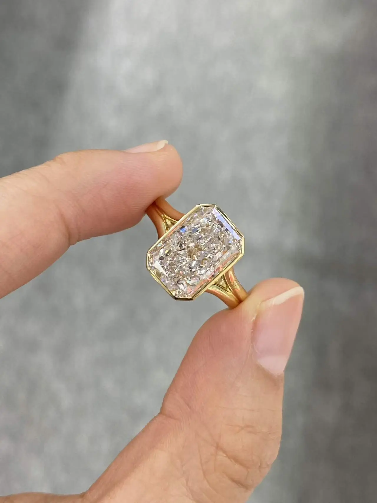 18K yellow Gold 5.0ct Radiant Cut Lab Diamond  Tapered Band Design VS1 1