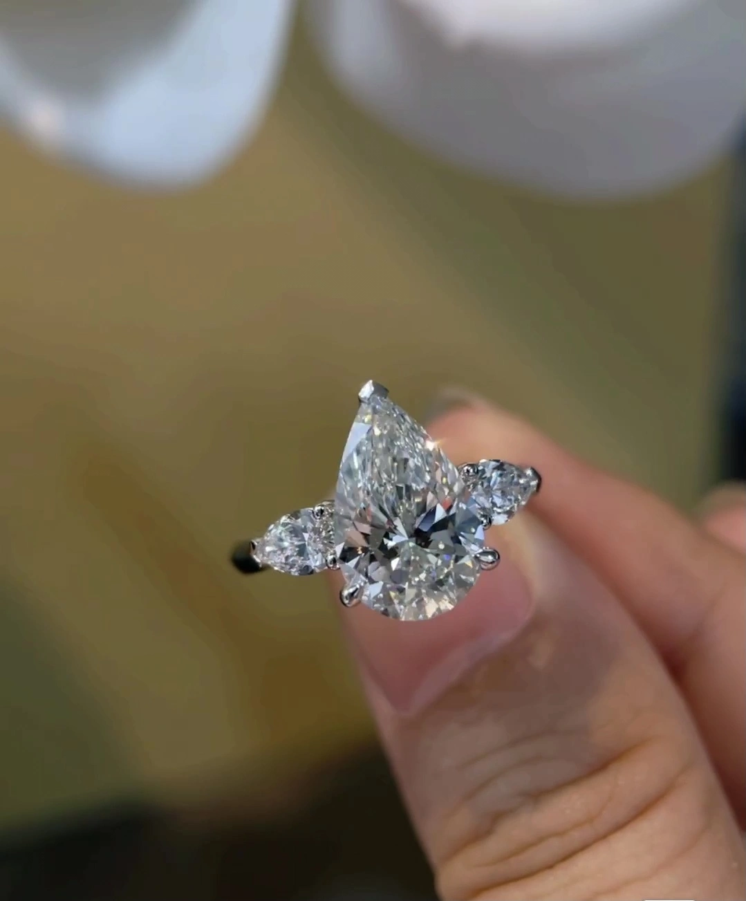 Pear-shaped cutting laboratory-grown diamond ring in three-stone design, 18k gold 1