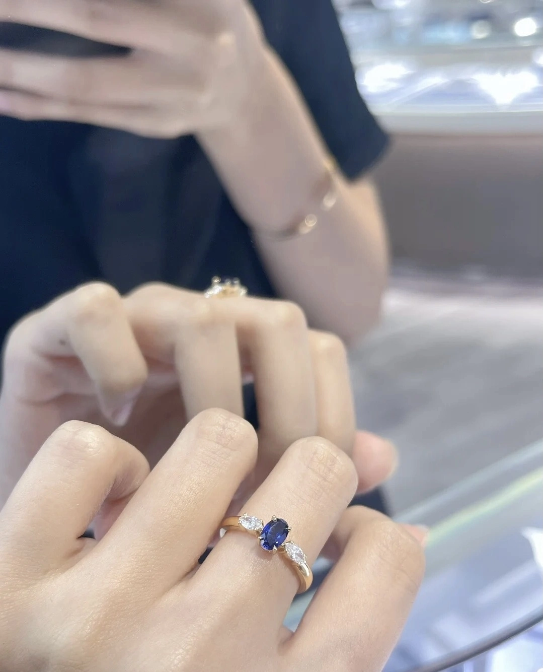 Laboratory-grown elliptical-cut sapphire set with 18k gold, a wedding ring. 1