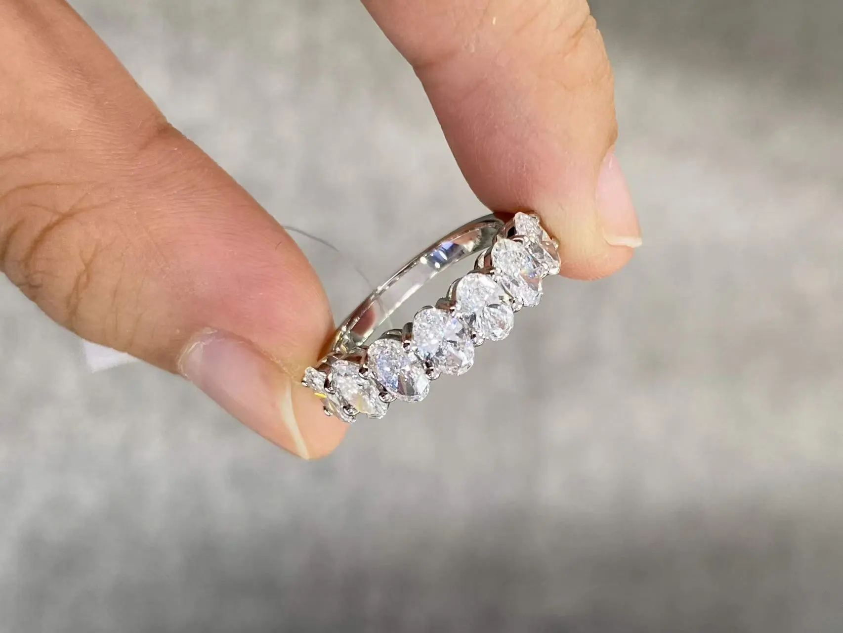 18K white gold laboratory CVD diamond 7-piece oval-cut D VVS diamond ring 1