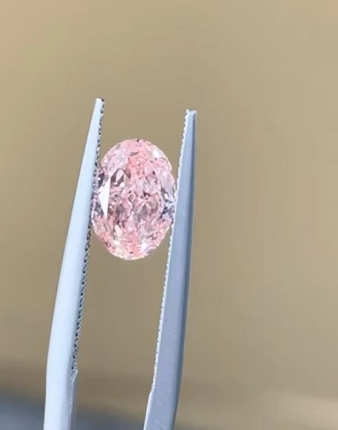 Diamante de laboratorio ovalado de 1,5 ct VS1 y certificado IGI Fancy Intense Pink 1