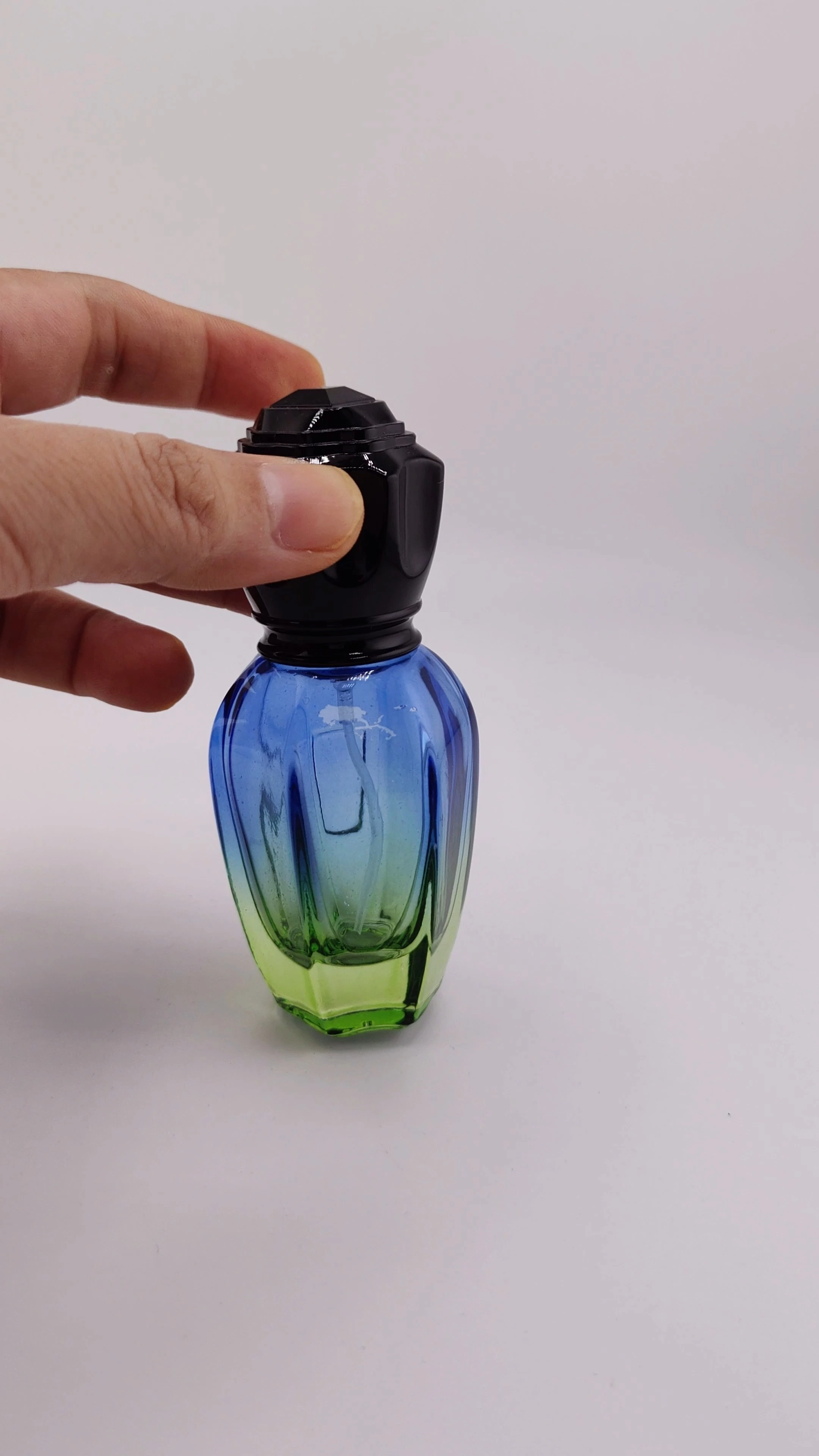 Botella de perfume de lujo de 30 ml a precio competitivo, con forma personalizada, vacía y con caja. 1