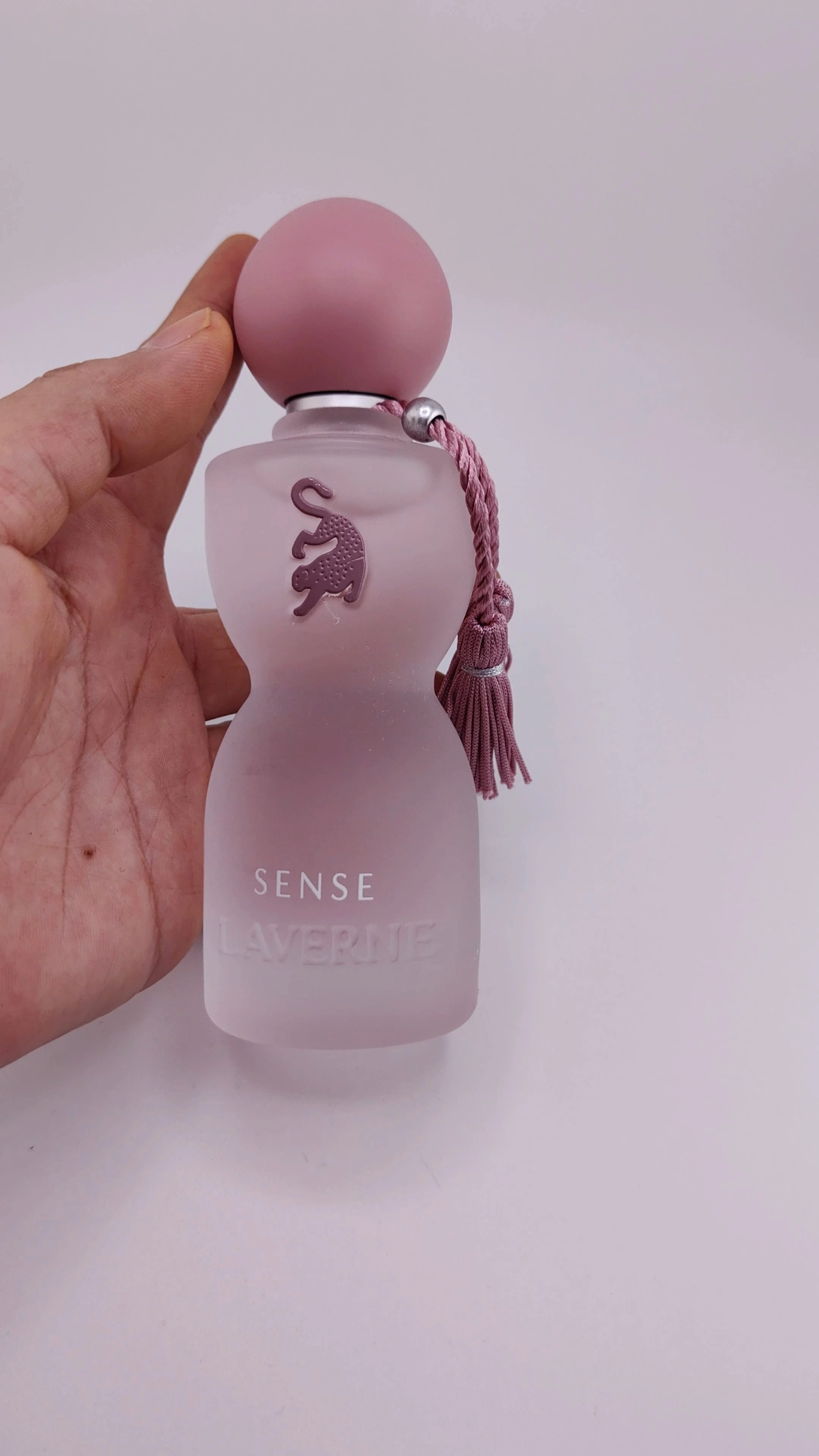 Botella de perfume de vidrio rosa con pulverizador de bomba y tapa de bola personalizada y glamurosa 1