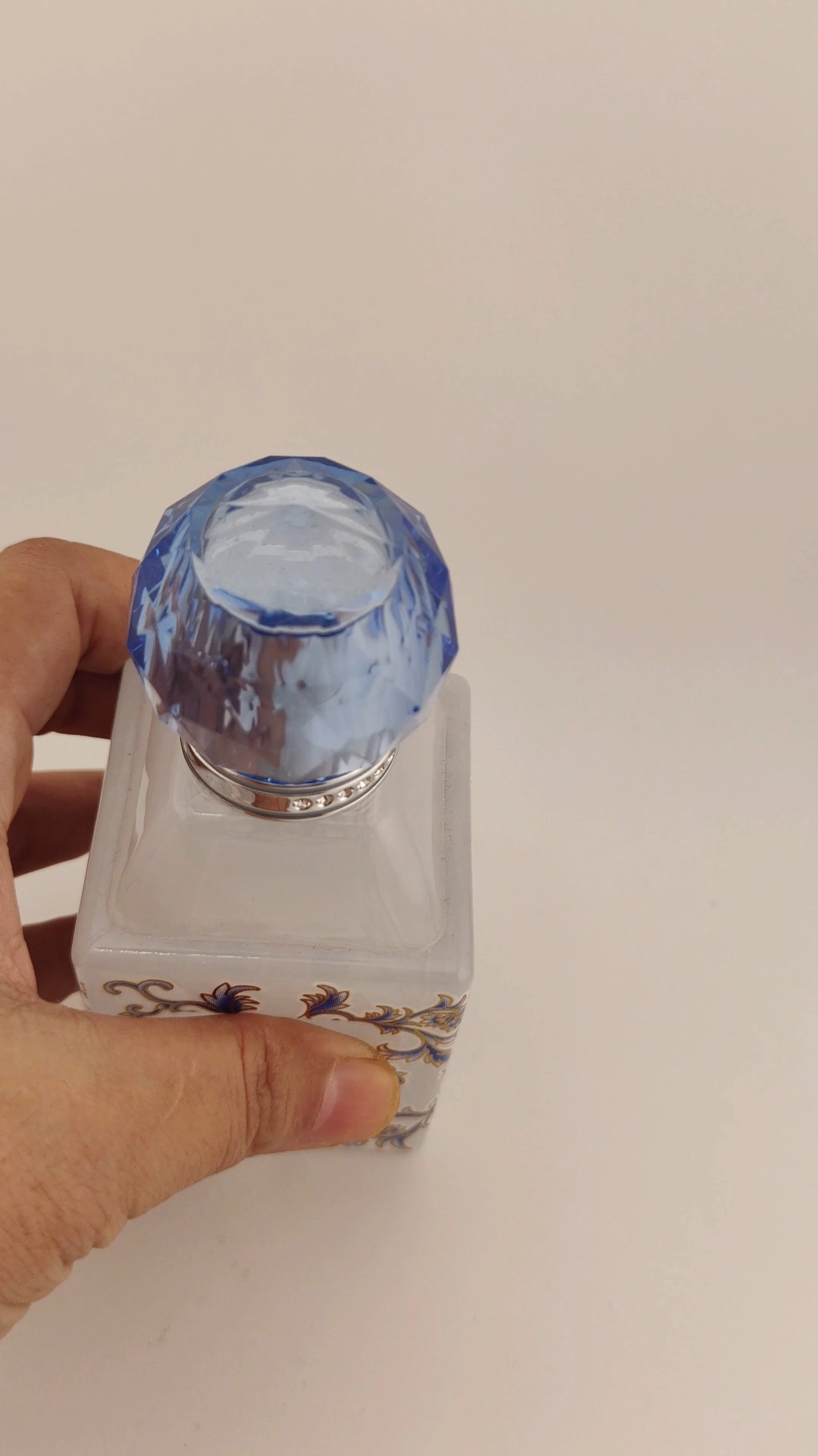 Botella de perfume glamurosa de alta calidad, exquisita botella de perfume transparente vacía de nuevo diseño, botella de perfume de vidrio de 30 ml, 50 ml y 100 ml, precio competitivo, botella de perfume de lujo de color amarillo con caja. 1