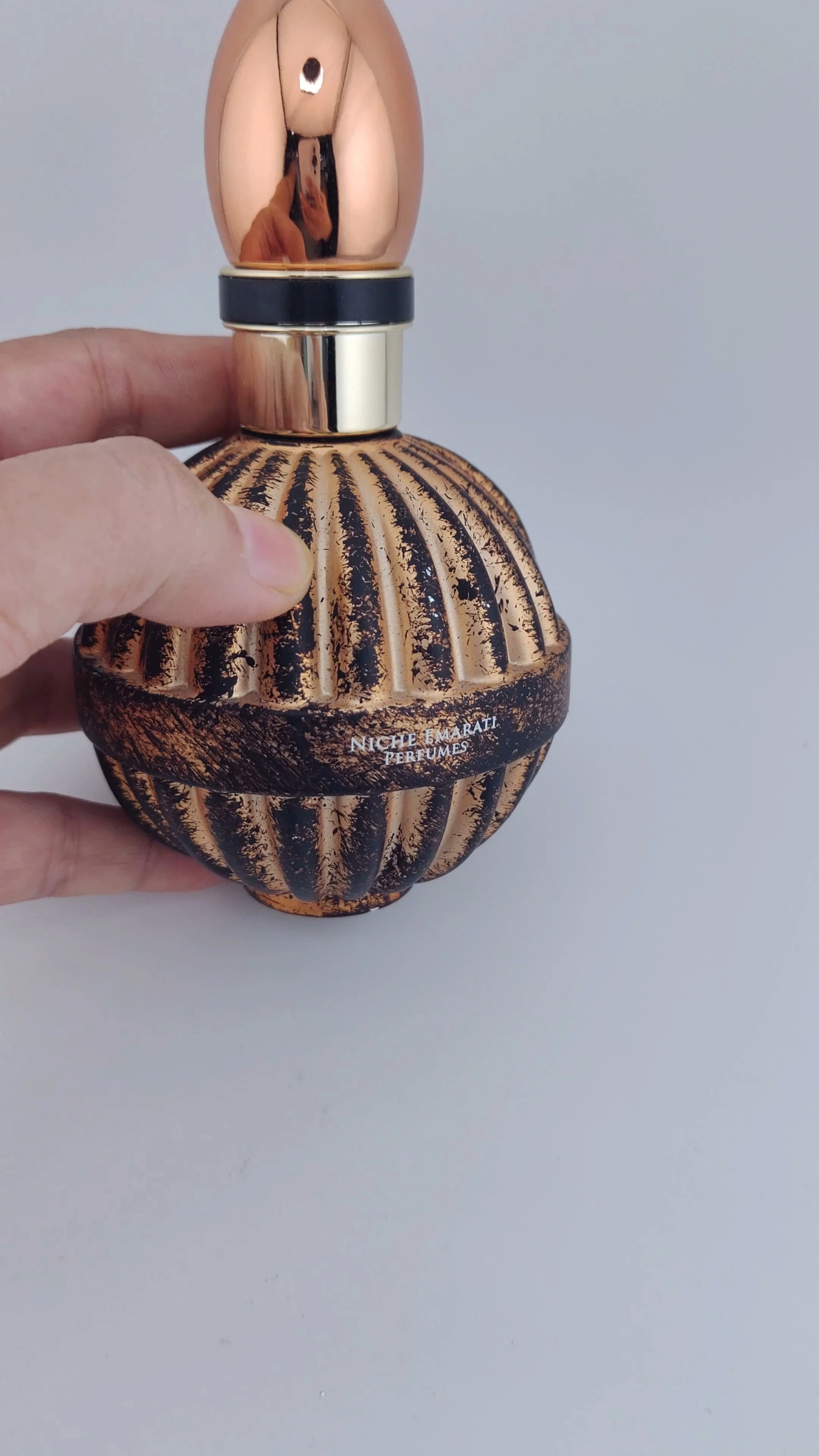 Botella de perfume glamurosa al por mayor de alta calidad de 50 ml y 100 ml, nuevo diseño, fabricante, botella de perfume redonda, botellas de perfume vacías con atomizador y caja. 1