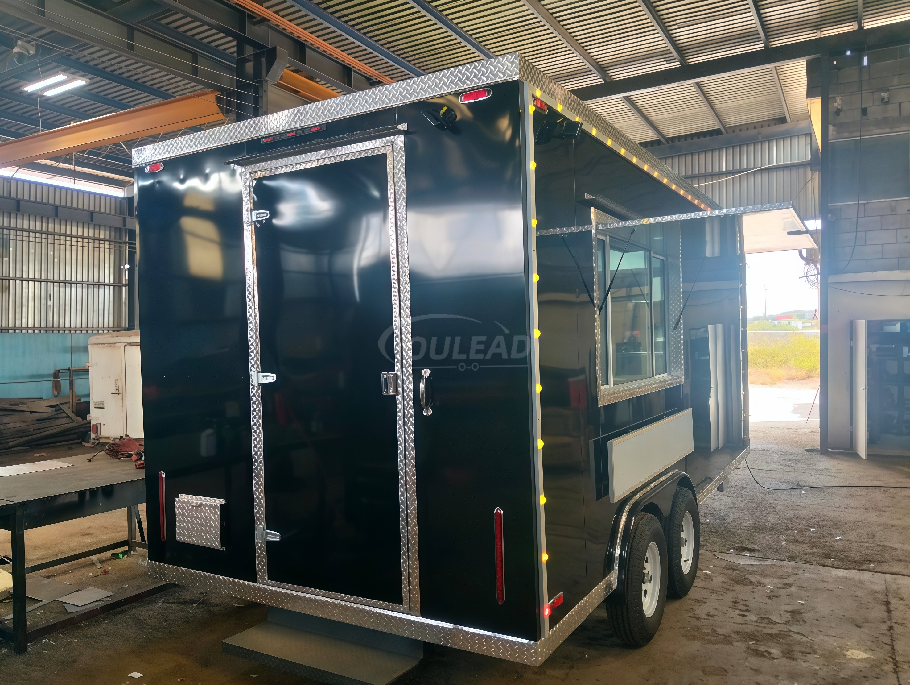 Trailer de comida preto brilhante com detalhes em LED e design multifuncional 4