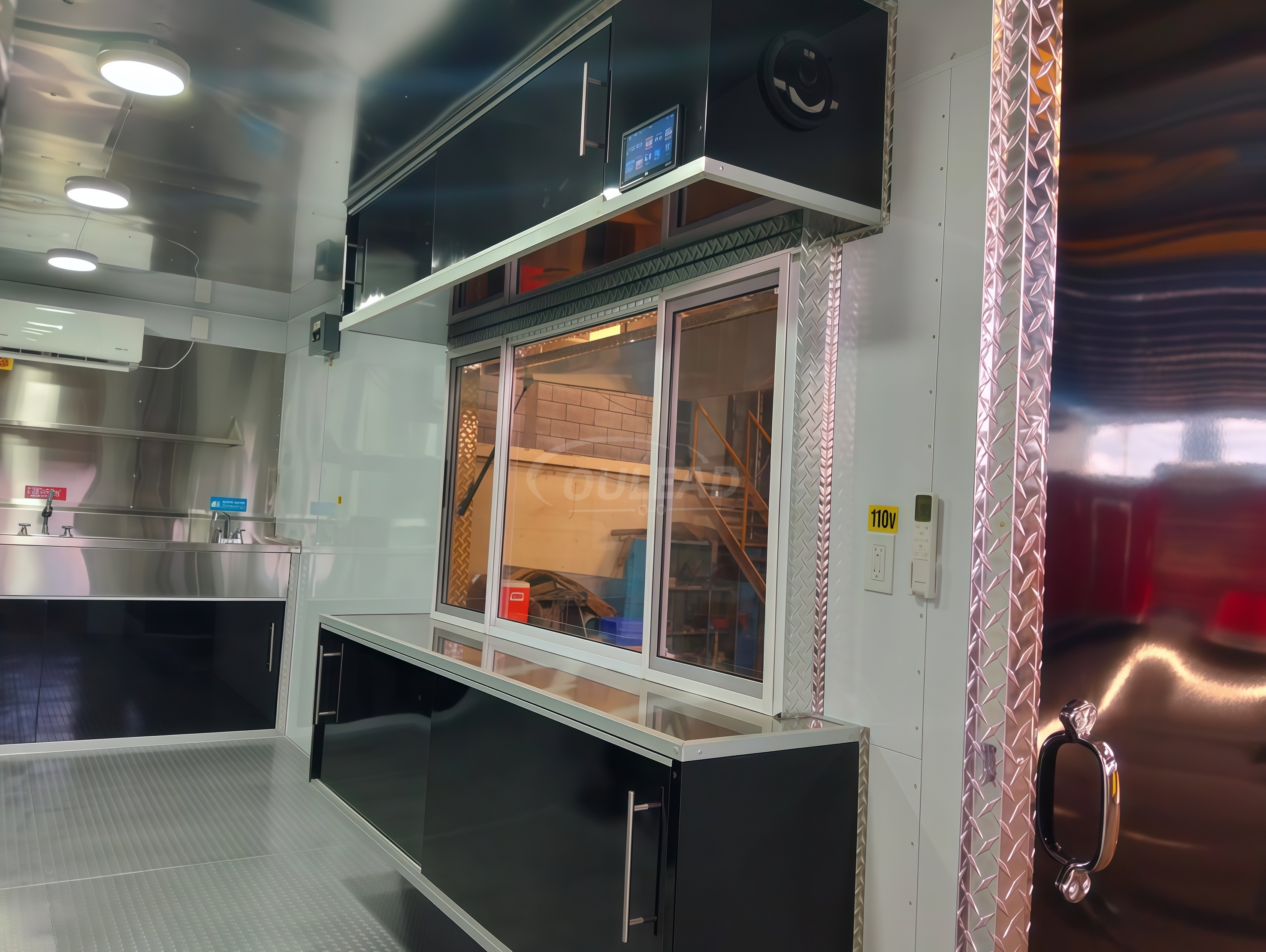 Trailer de comida preto brilhante com detalhes em LED e design multifuncional 6