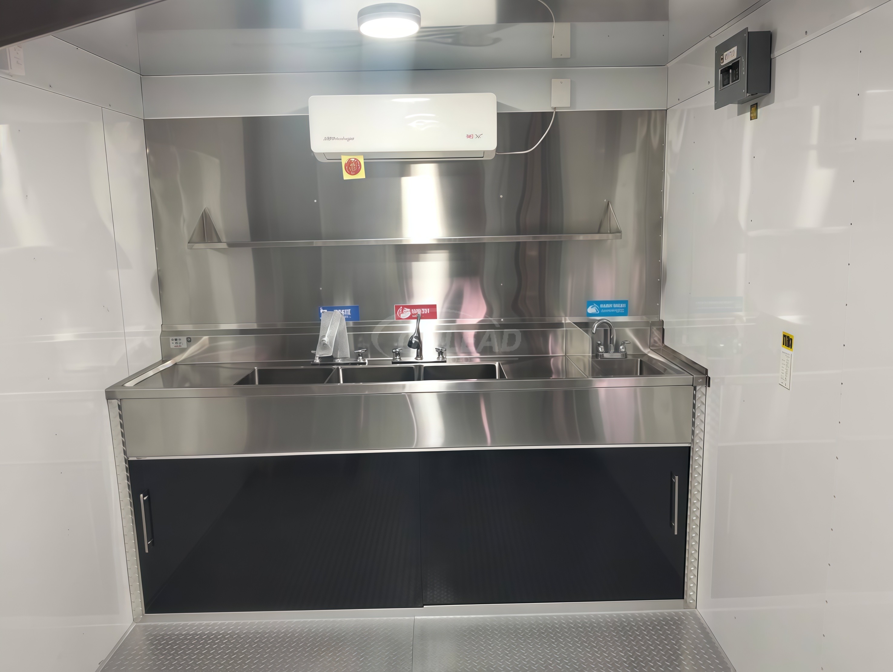 Trailer de comida preto brilhante com detalhes em LED e design multifuncional 9