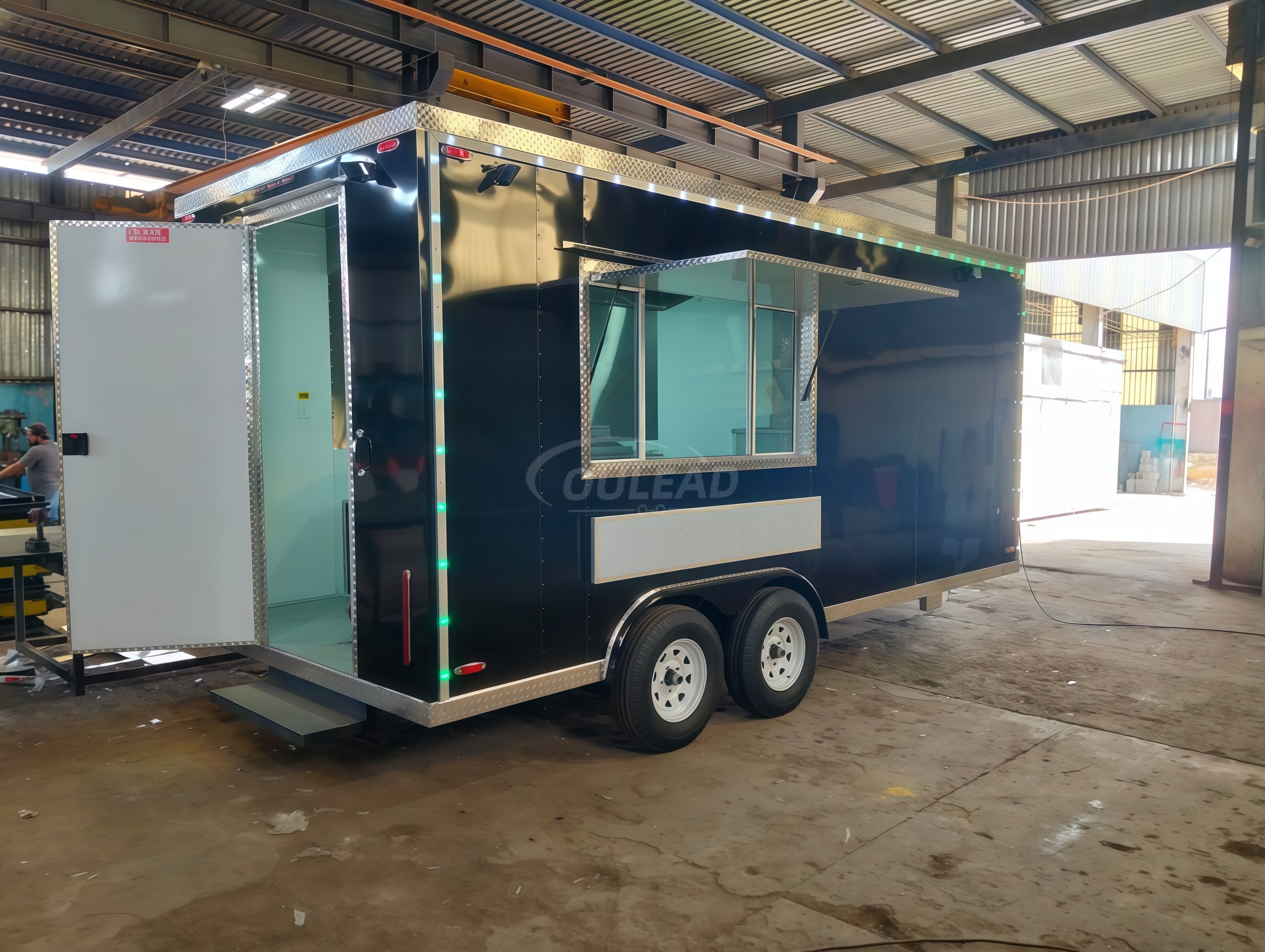 Trailer de comida preto brilhante com detalhes em LED e design multifuncional 10