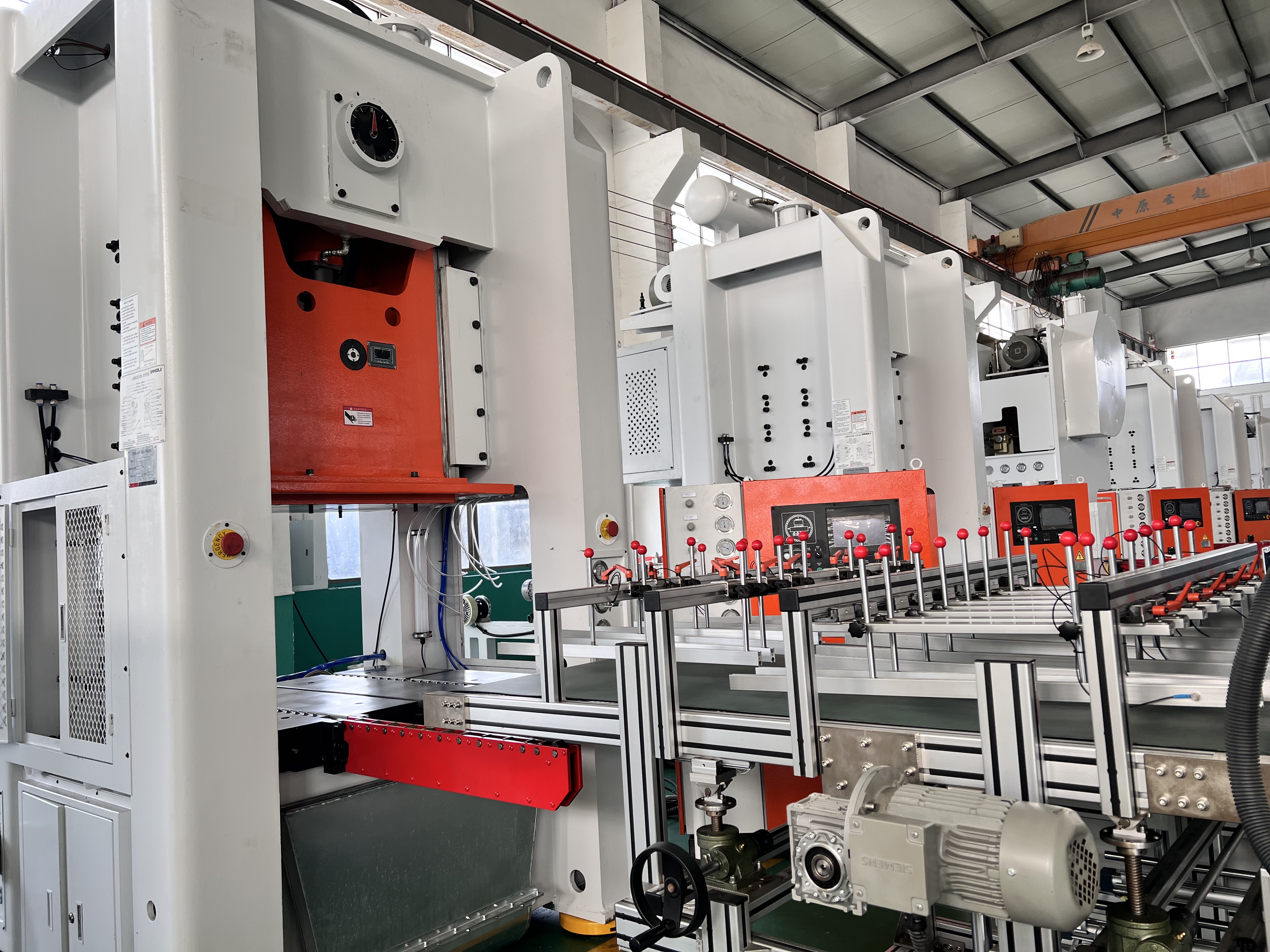 Máquina automática para fabricar envases de papel de aluminio LK-T80 3