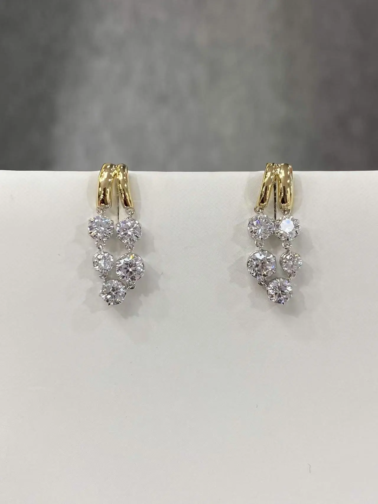 18K Yellow Gold round lab-grown diamond stud earrings 2.08ct combination star stud earrings VVS 1