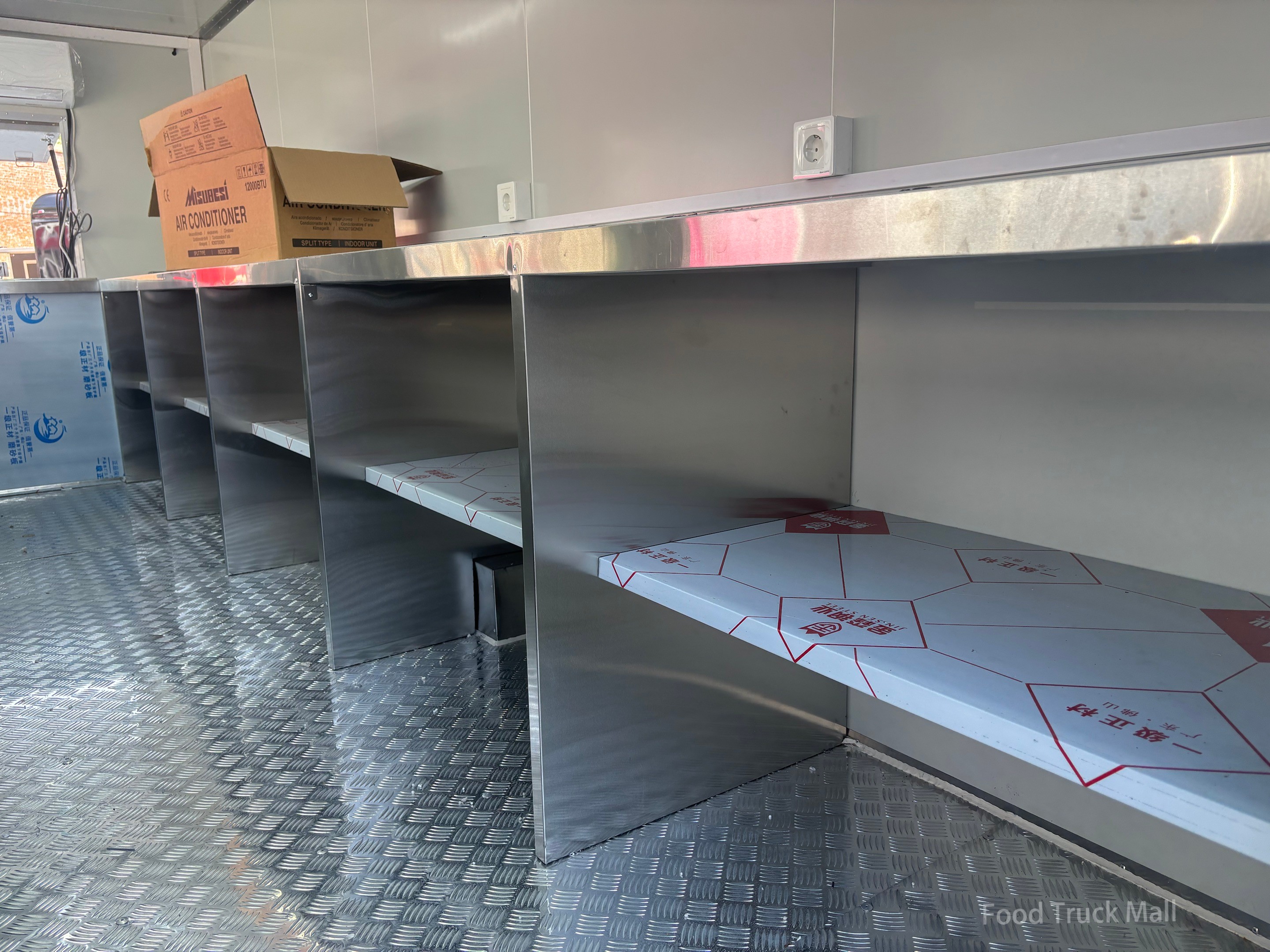 Remorque alimentaire à double essieu avec graphisme de flamme audacieux et doubles fenêtres de service 8
