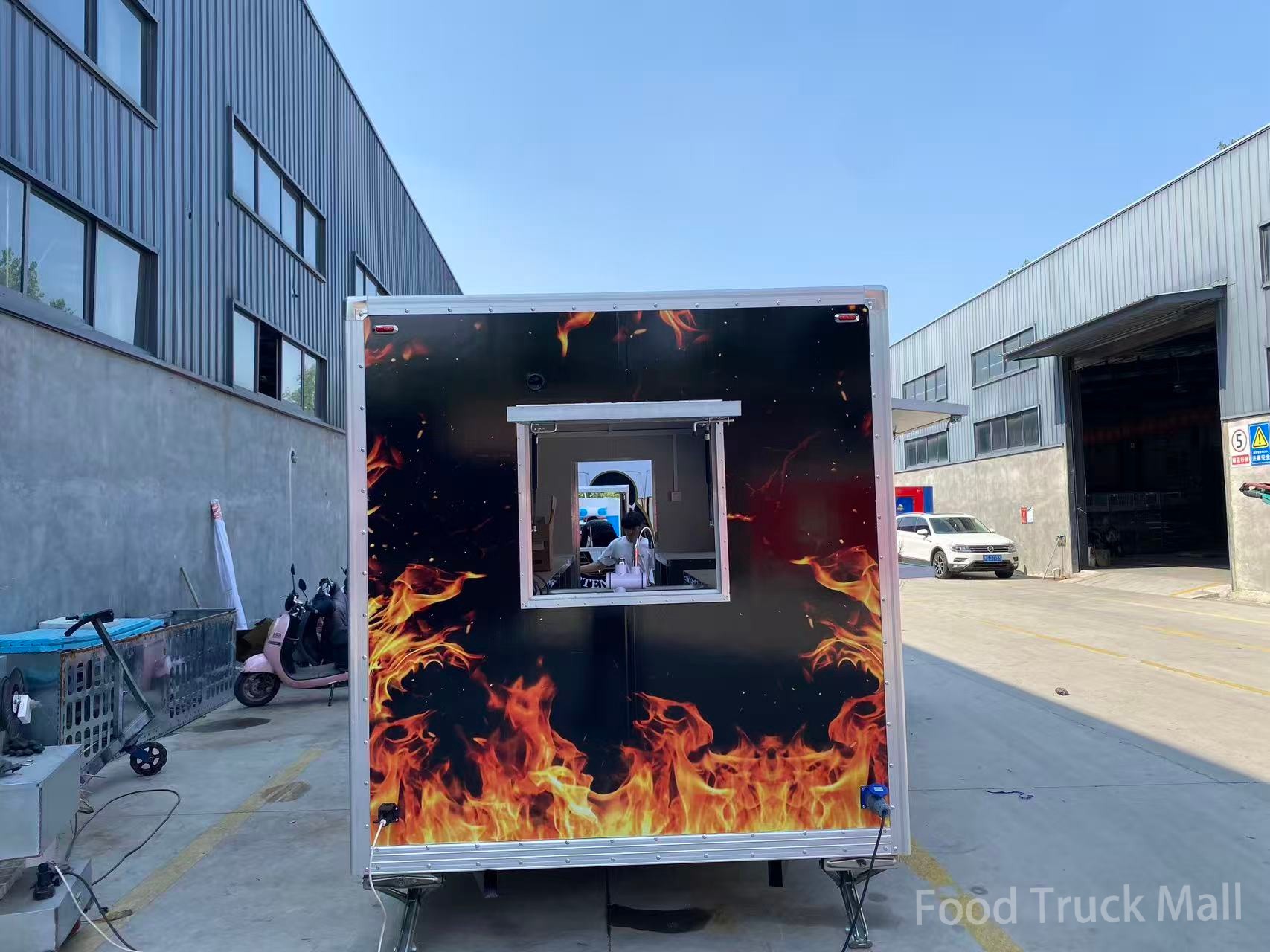 Remorque alimentaire à double essieu avec graphisme de flamme audacieux et doubles fenêtres de service 9