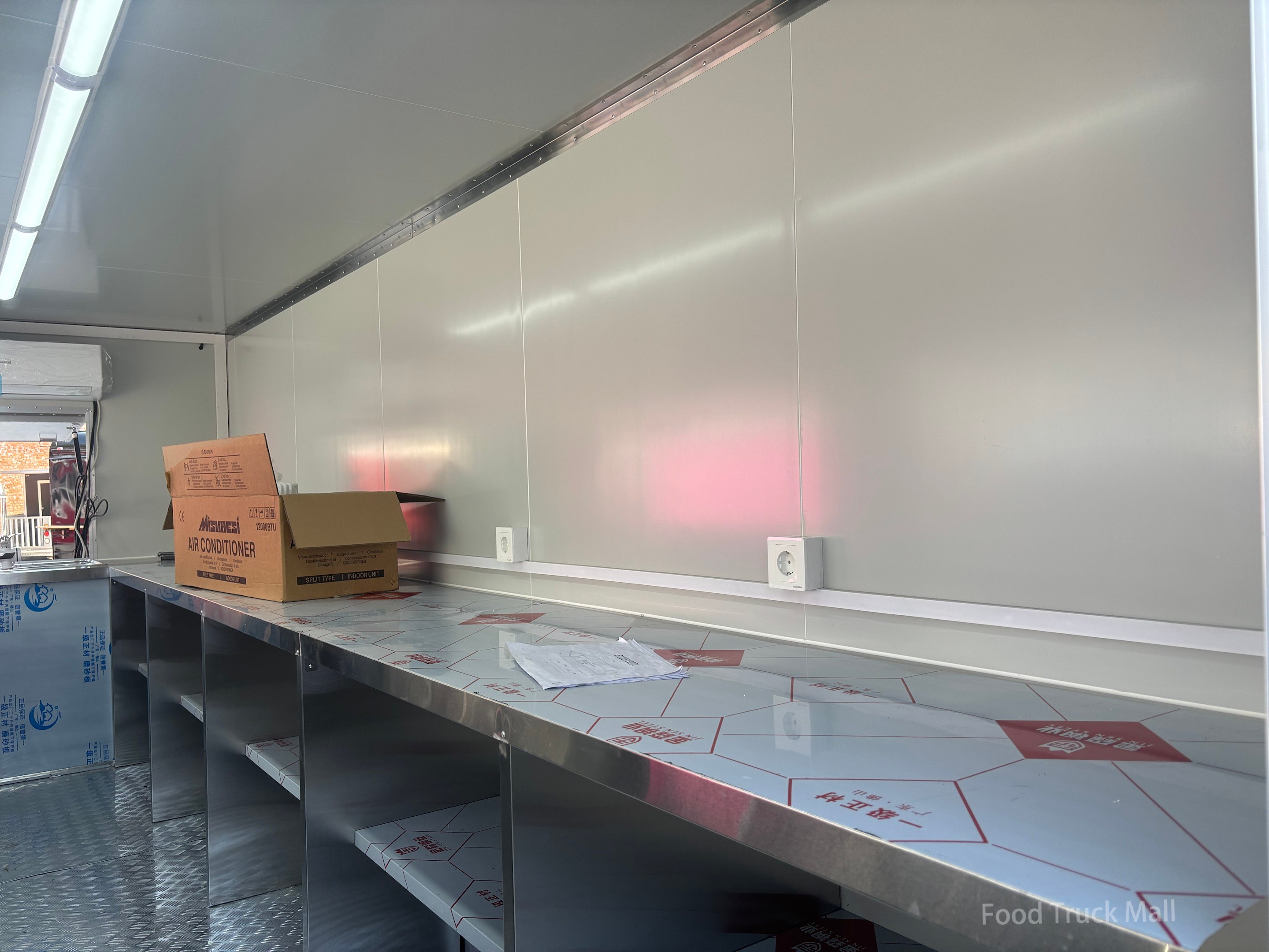 Remorque alimentaire à double essieu avec graphisme de flamme audacieux et doubles fenêtres de service 11