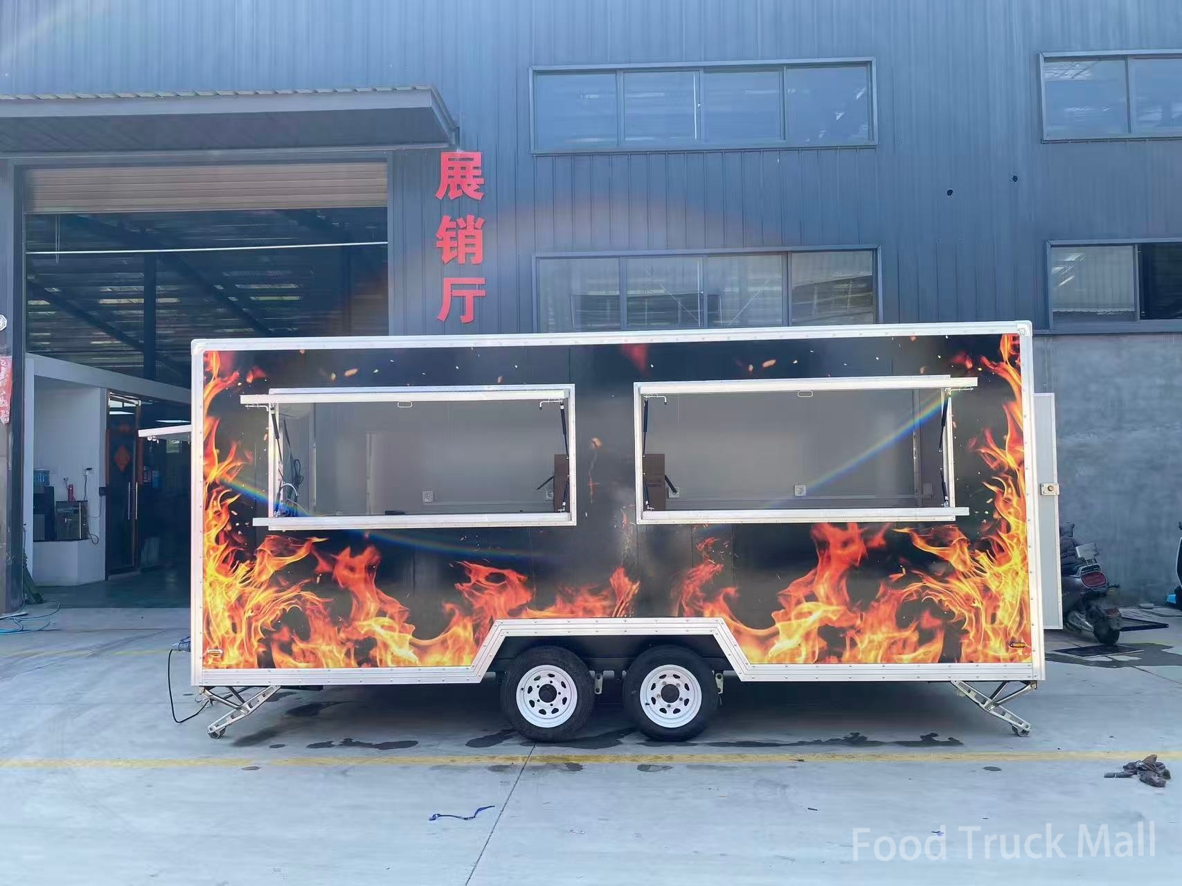 Remorque alimentaire à double essieu avec graphisme de flamme audacieux et doubles fenêtres de service 7