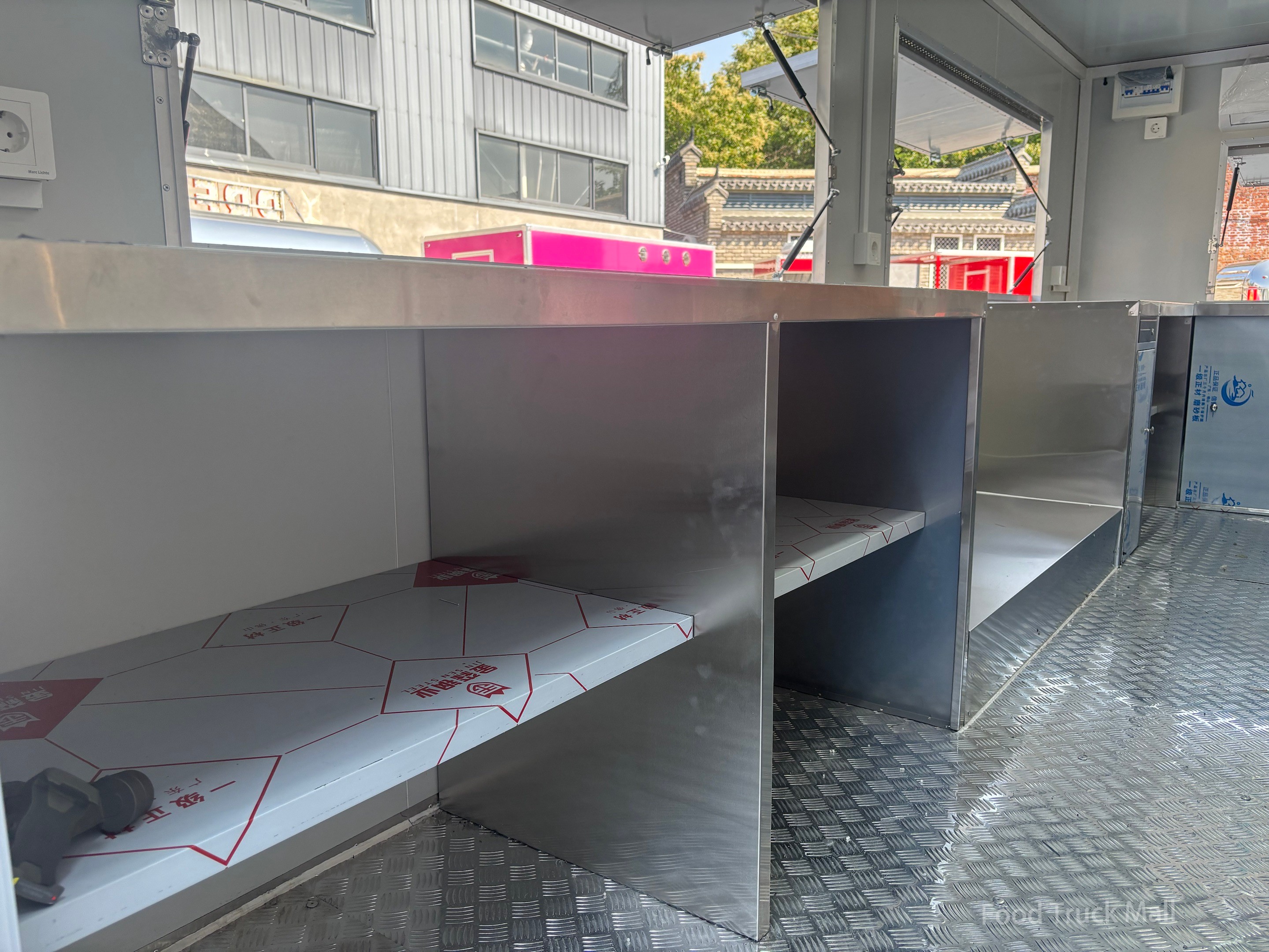 Remorque alimentaire à double essieu avec graphisme de flamme audacieux et doubles fenêtres de service 5