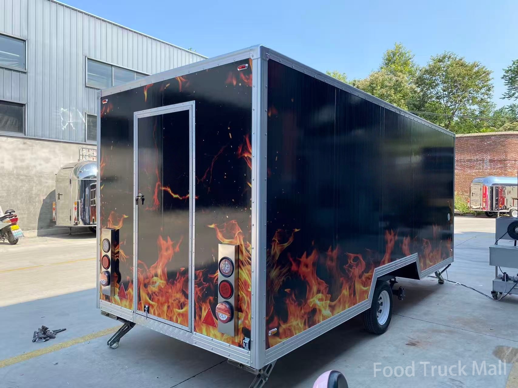 Remorque alimentaire à double essieu avec graphisme de flamme audacieux et doubles fenêtres de service 4