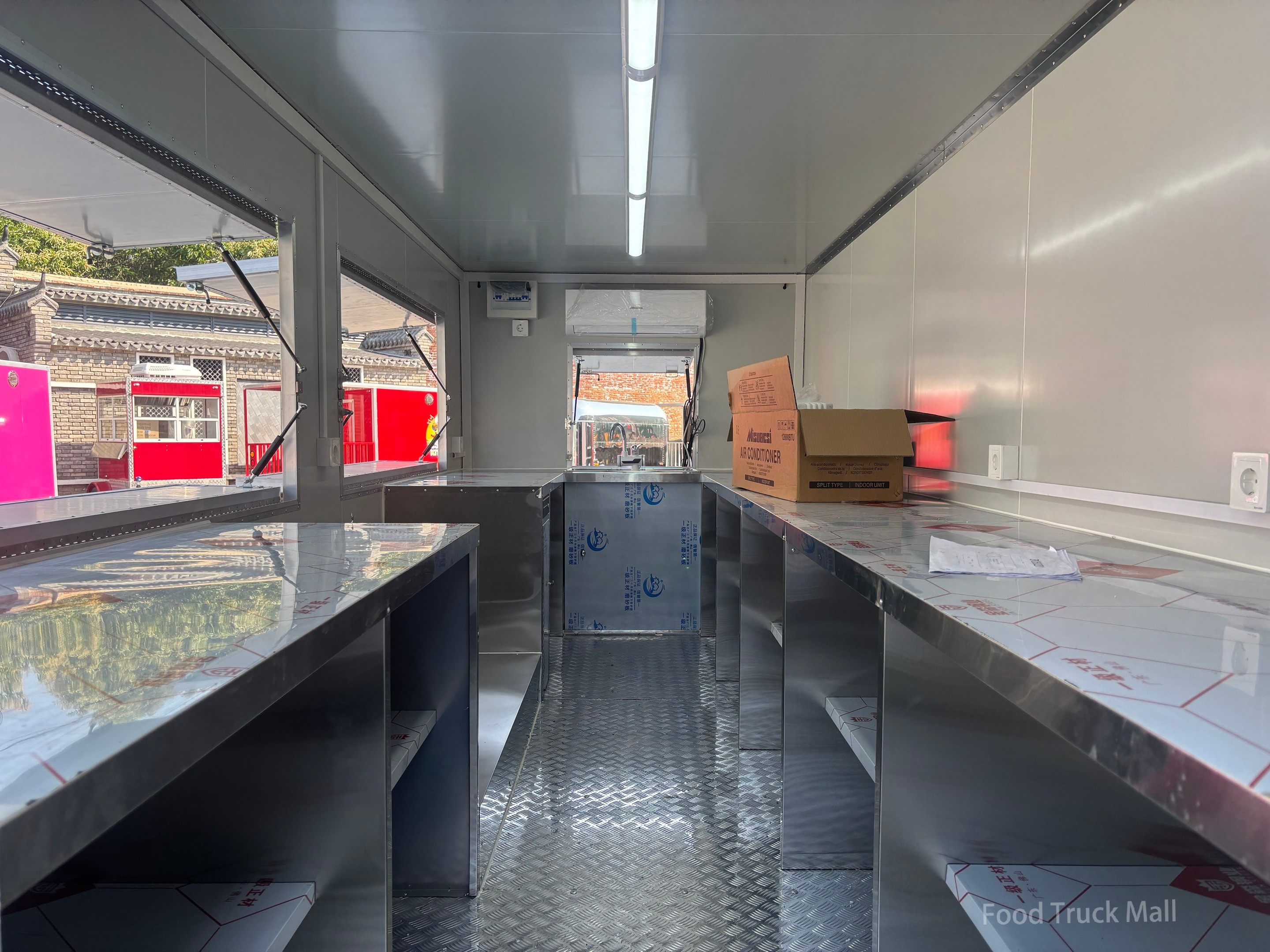 Remorque alimentaire à double essieu avec graphisme de flamme audacieux et doubles fenêtres de service 2