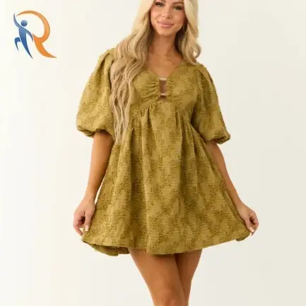 فستان قصير بأكمام منتفخة ونصف منقوش باللون الزيتوني 1