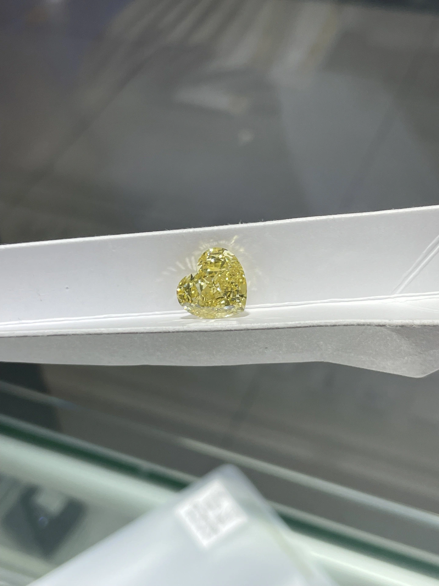 ألماسة على شكل قلب مزروعة في المختبر، لون أصفر لامع فاخر، درجة نقاء VS1، وزنها 9.05 قيراط 1