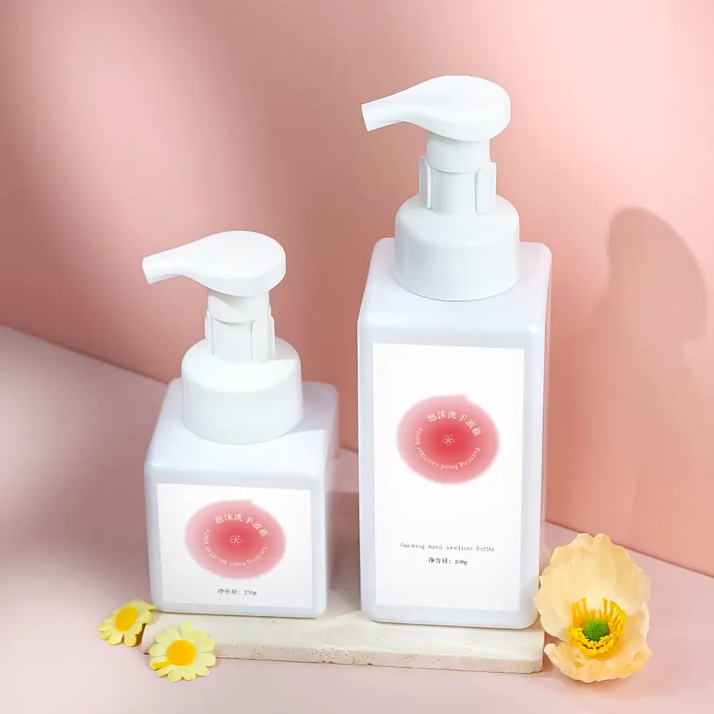 عبوات مستحضرات تجميل بلاستيكية مربعة ملونة، وزجاجات مضخة رغوية لمطهر اليدين، وغسول الجسم، والشامبو 1