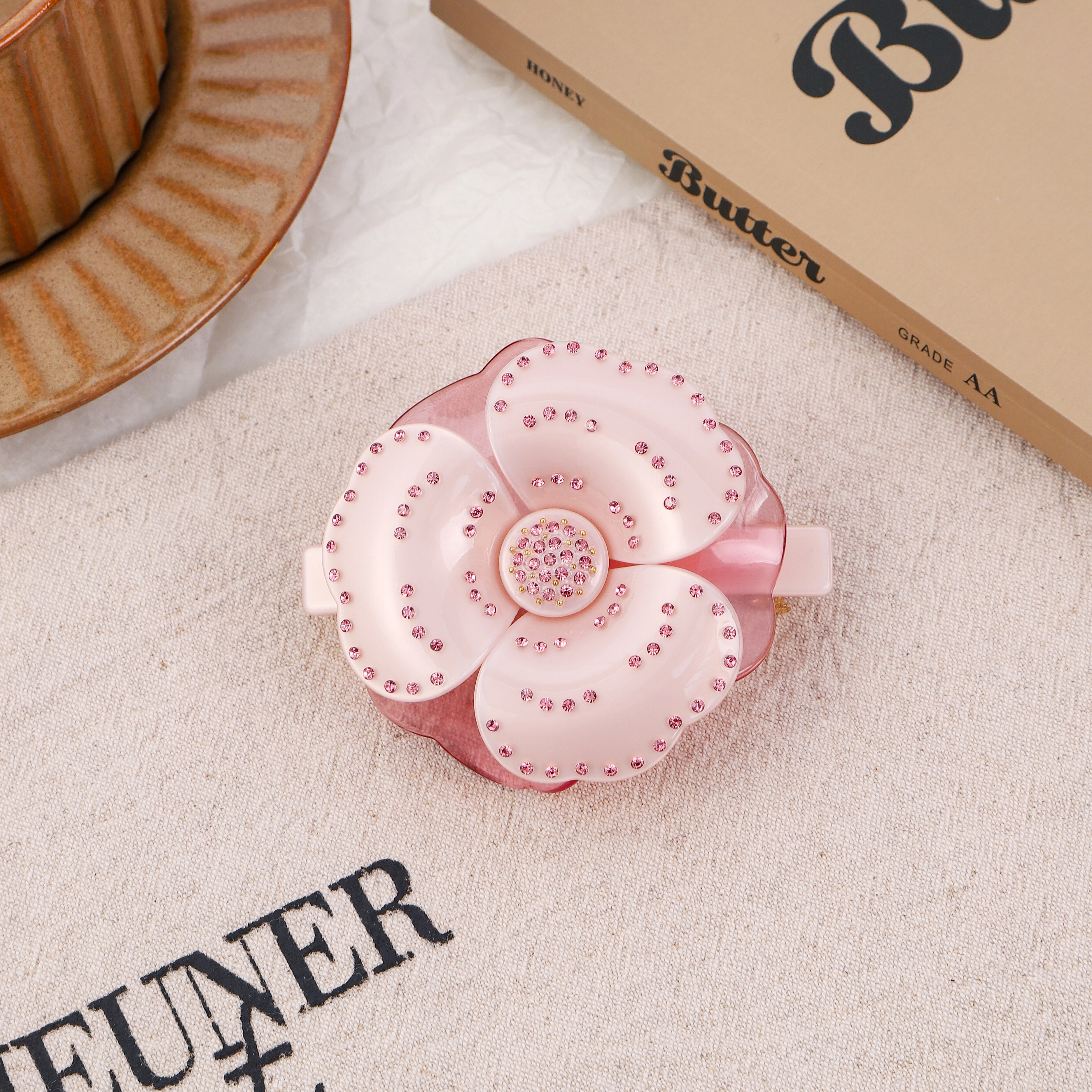 Maßgefertigte Haarspange aus Essigsäure mit Kirschblütenmuster und Diamantenbesatz, Haarnadel mit Metallfeder. 1