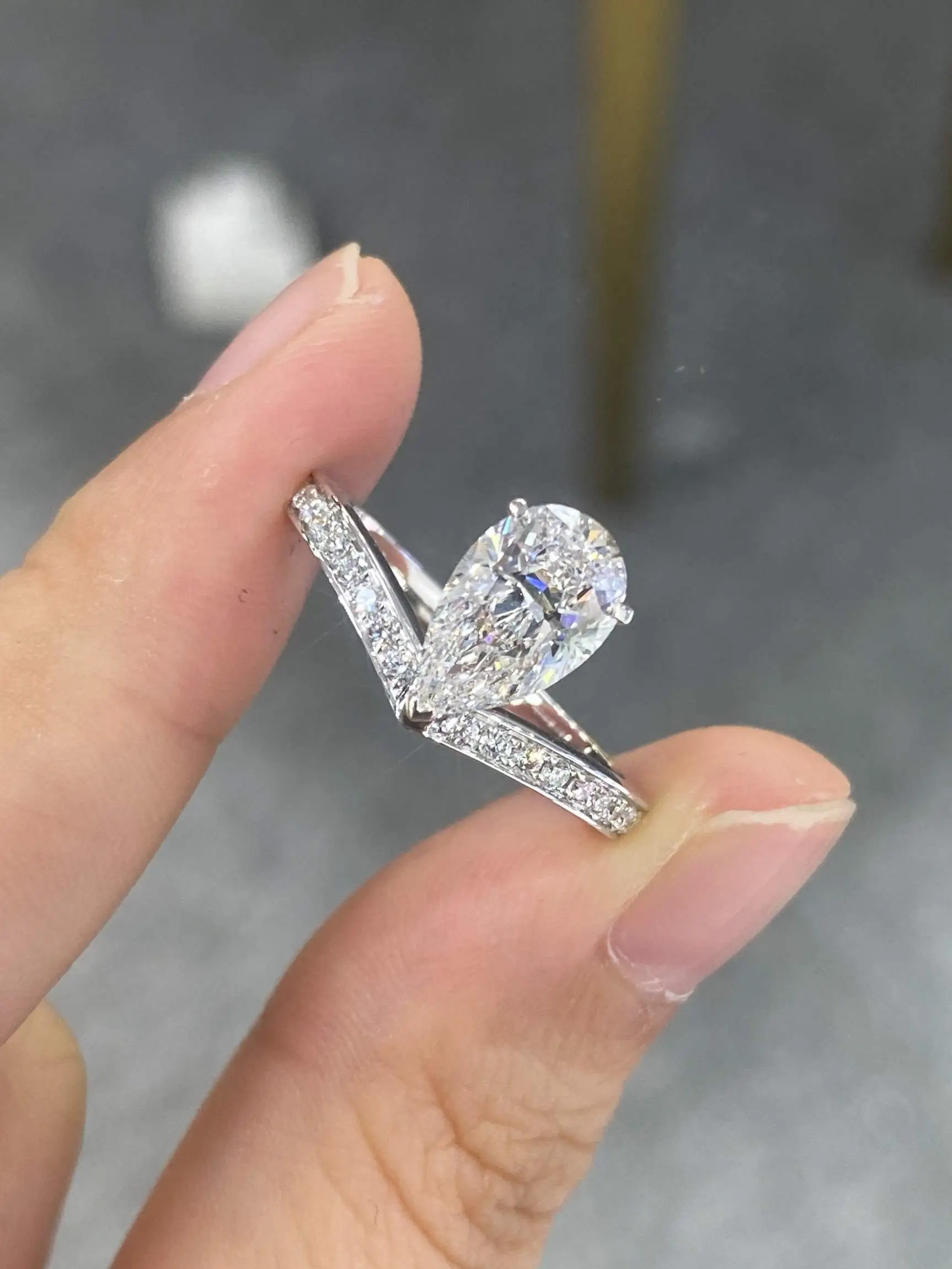 18K White Gold Lab Diamonds 1.61ct Ring Pear-shaped diamond ring arm CVD 1