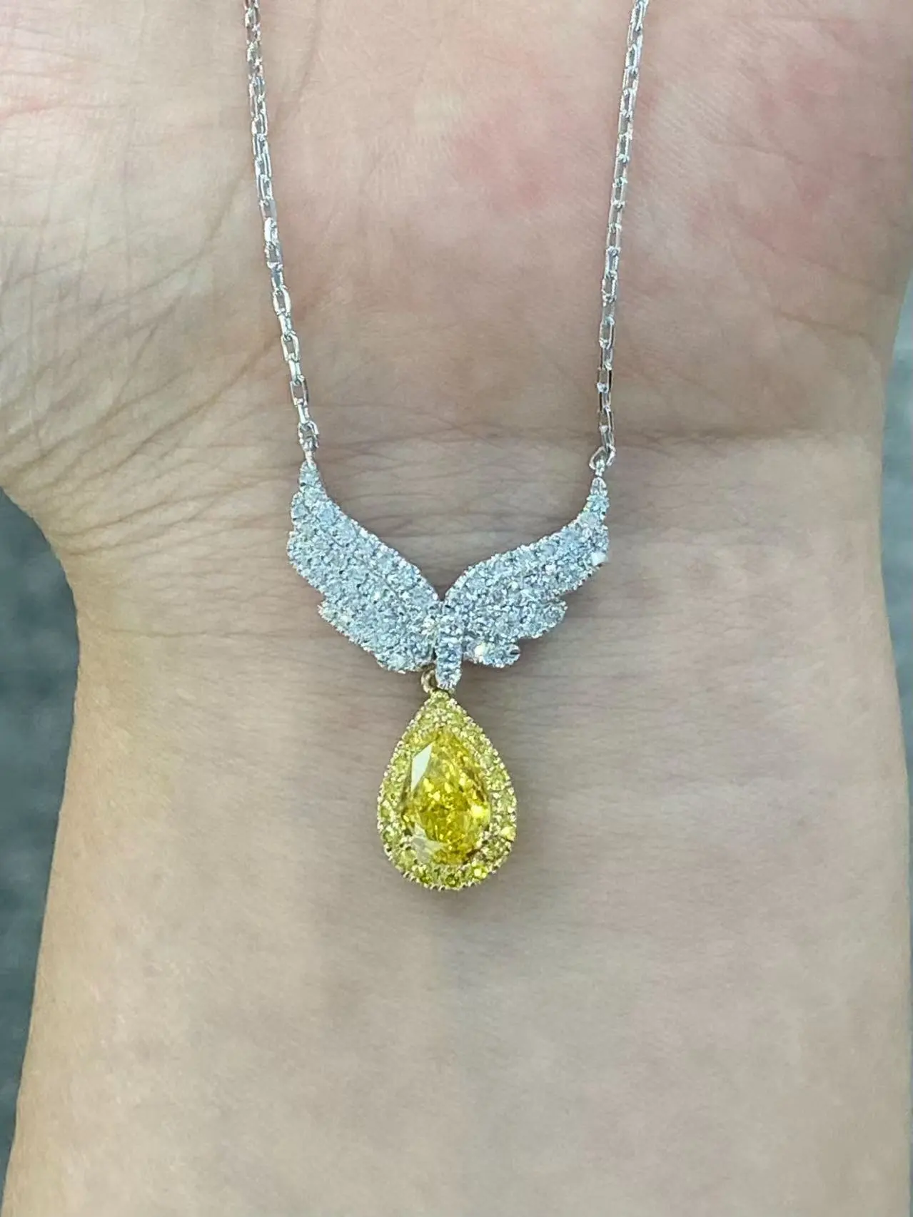 18k Luxurious lab Grown Intense Yellow Pendant For Engagemment 1
