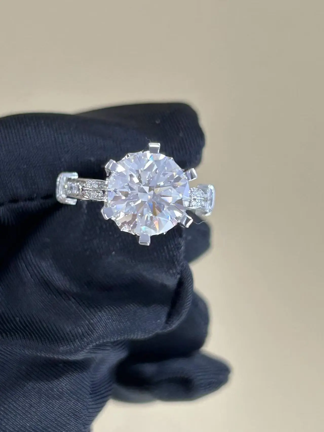 Luxurious Lab Grown Excellent Round Brilliant Cut VS1 Clarity Diamond Swan Lake Engagement Ring 1