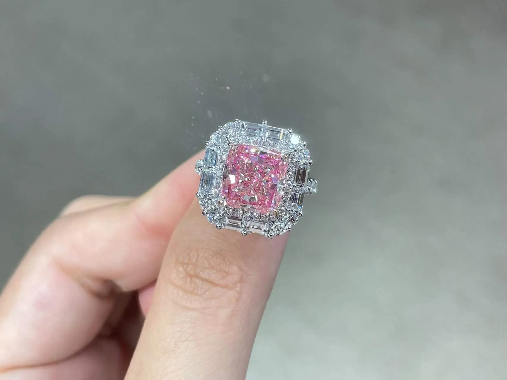 18K Luxurious Lab Grown Excellent Cushion Cut VVS2 Clarity Diamond 3.7CT Engagement Ring 1