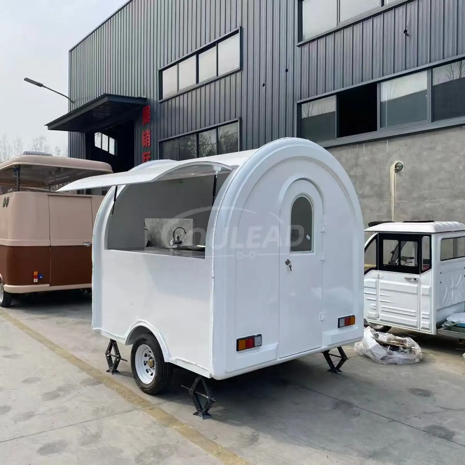 Remorque alimentaire blanche à un seul essieu et toit incurvé pour la vente ambulante compacte 1
