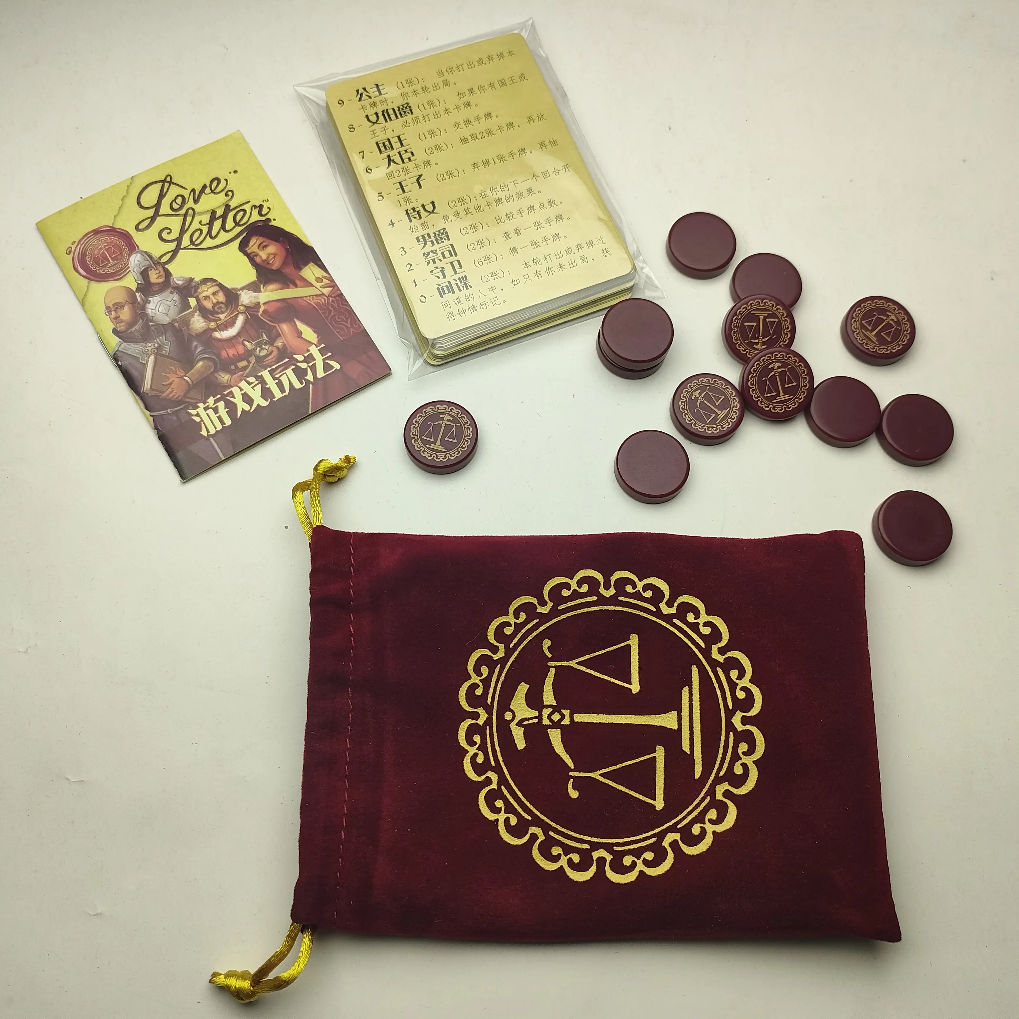 Strategie-Kartenspiel im Stil von Liebesbriefen – Premium-Brettspiel mit individuell anpassbaren Spielsteinen, luxuriösen Spielfiguren und Samtbeutel 1