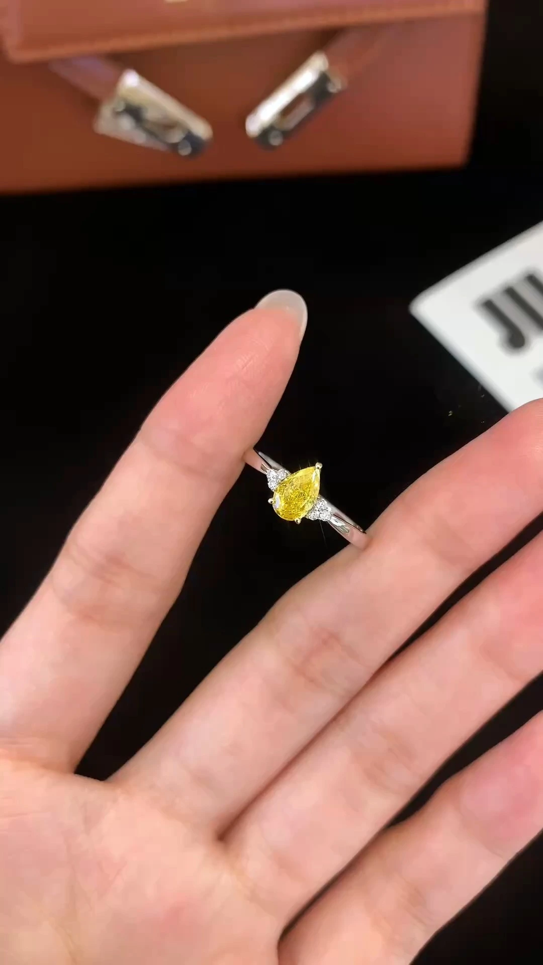 Anillo clásico de diamante amarillo solitario con engaste solitario 1