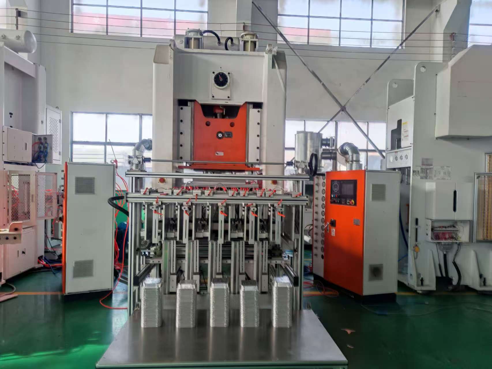 Prensa para envases de aluminio T80 con marco en H de 4 cavidades para mayor estabilidad 2