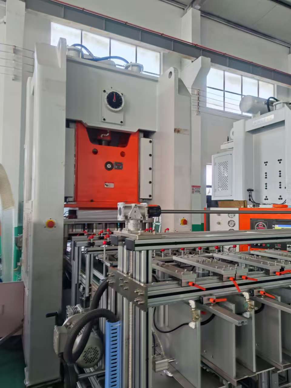 Prensa para envases de aluminio T80 con marco en H de 4 cavidades para mayor estabilidad 5