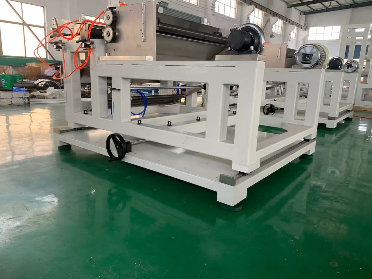 Prensa para envases de aluminio T80 con marco en H de 4 cavidades para mayor estabilidad 4